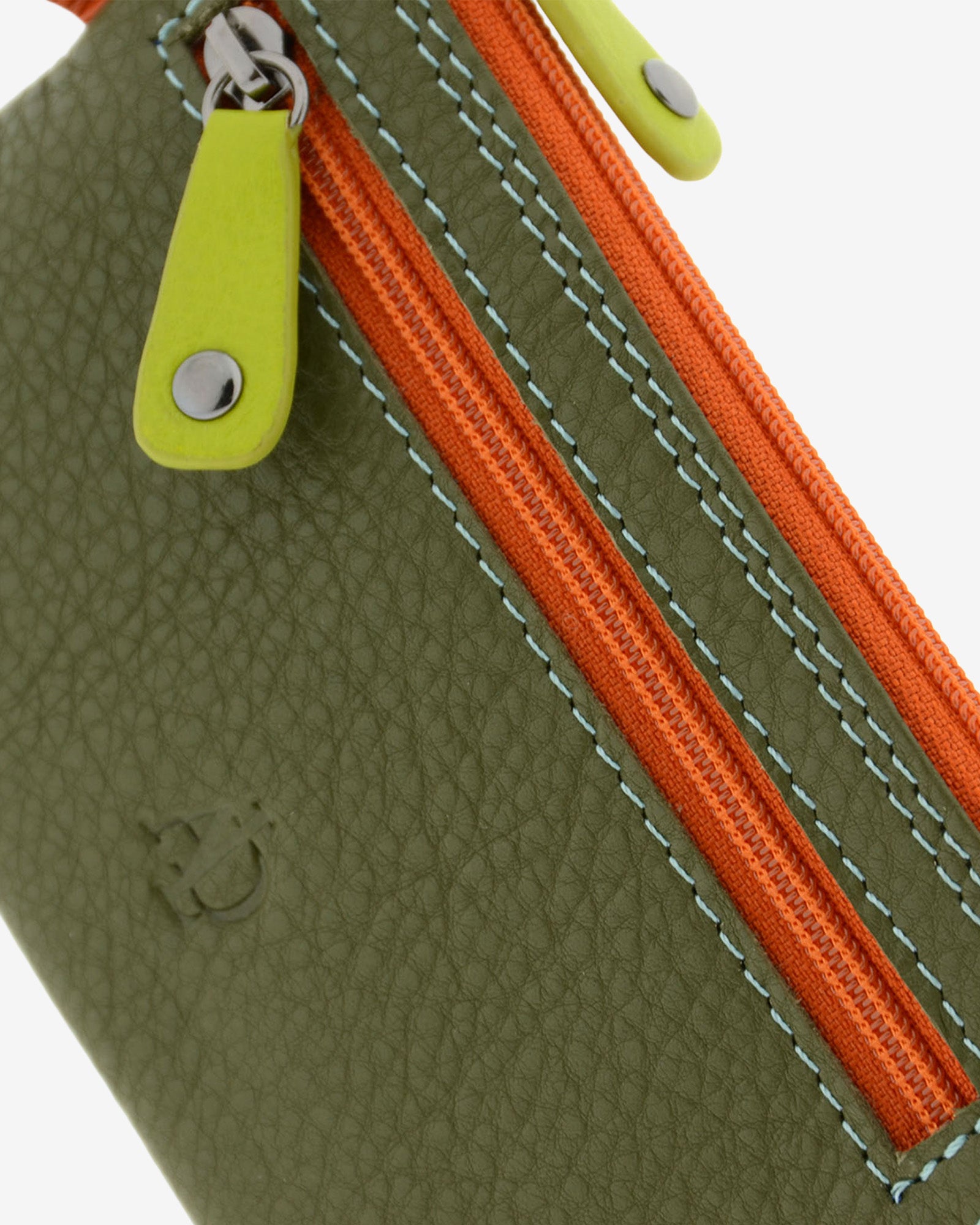 Detalle del bolsillo frontal con cremallera del monedero fino combinado 8053-C en color Jungla, con costuras y logo grabado.