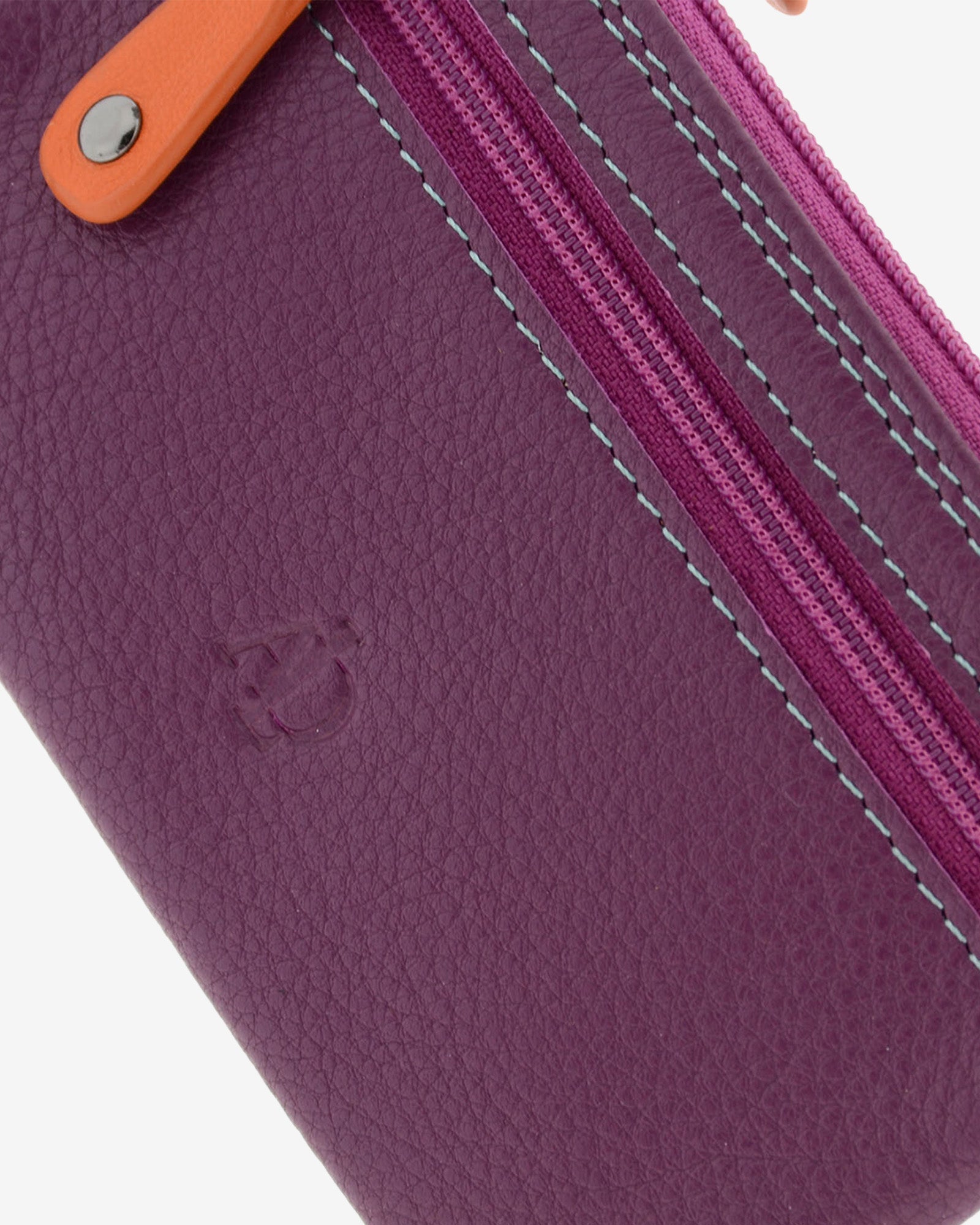 Detalle del bolsillo frontal con cremallera del monedero fino combinado 8053-C en color Mora, con costuras y logo grabado.