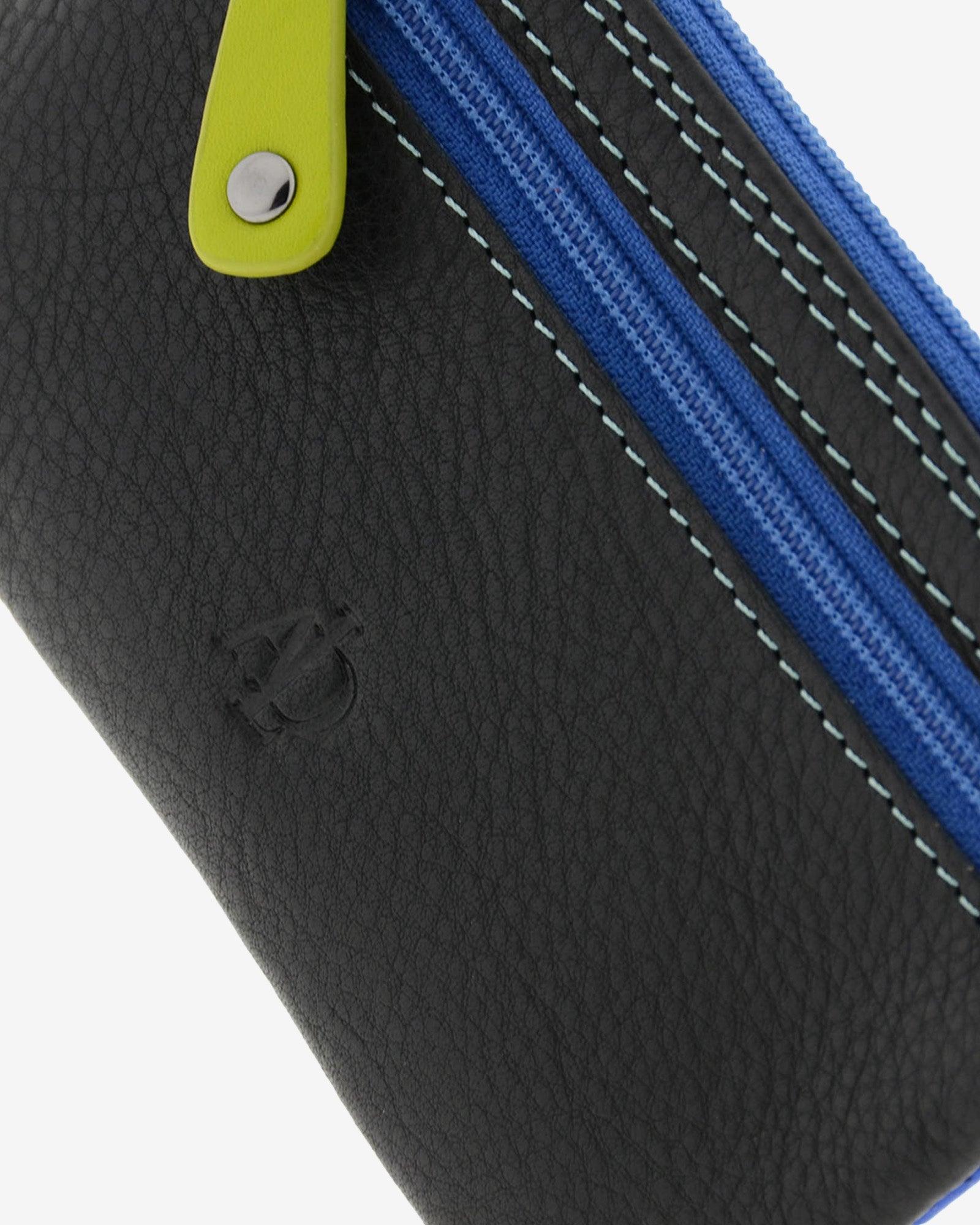 Detalle del bolsillo frontal con cremallera del monedero fino combinado 8053-C en color Negro, con costuras y logo grabado.