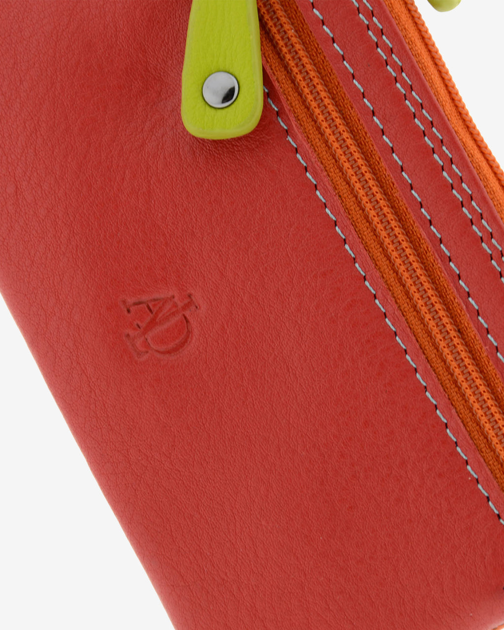 Detalle del bolsillo frontal con cremallera del monedero fino combinado 8053-C en color Rojo, con costuras y logo grabado.