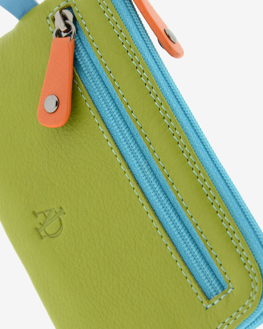 Detalle del bolsillo frontal con cremallera del monedero fino combinado 8053-C en color Verde, con costuras y logo grabado.