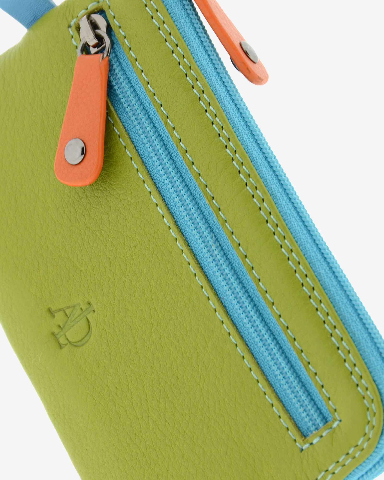 Detalle del bolsillo frontal con cremallera del monedero fino combinado 8053-C en color Verde, con costuras y logo grabado.