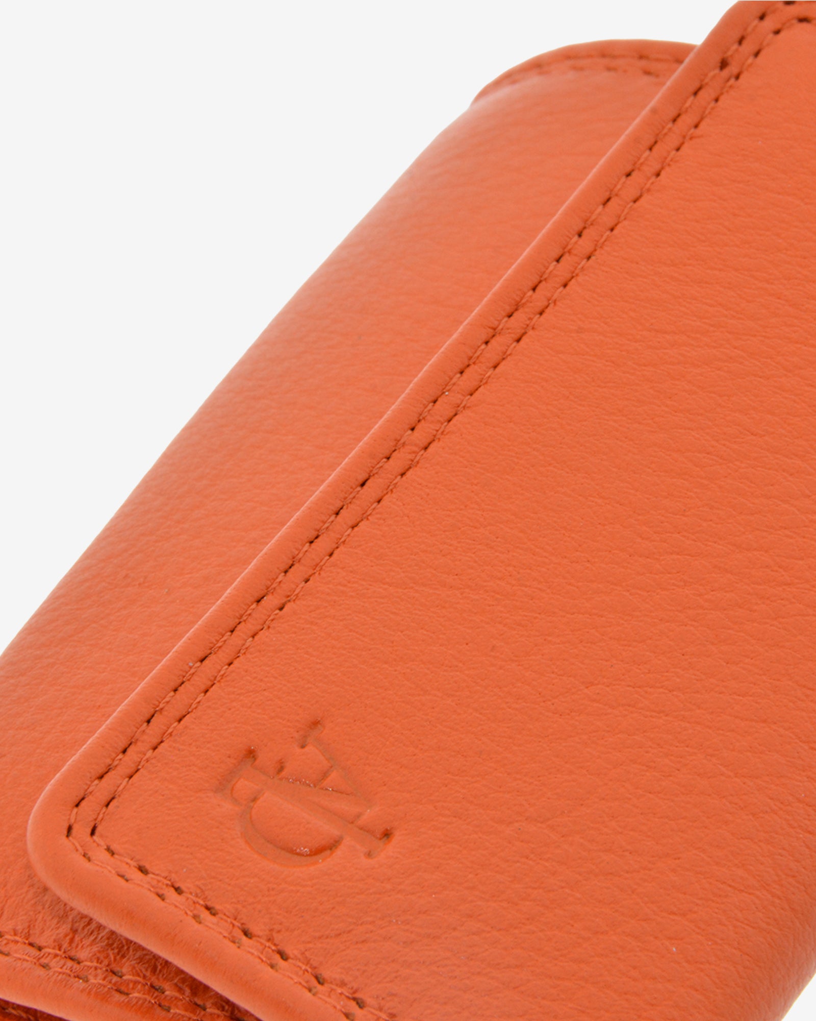 Detalle frontal del llavero 8058 en color mandarina con solapa, logo grabado y costuras visibles