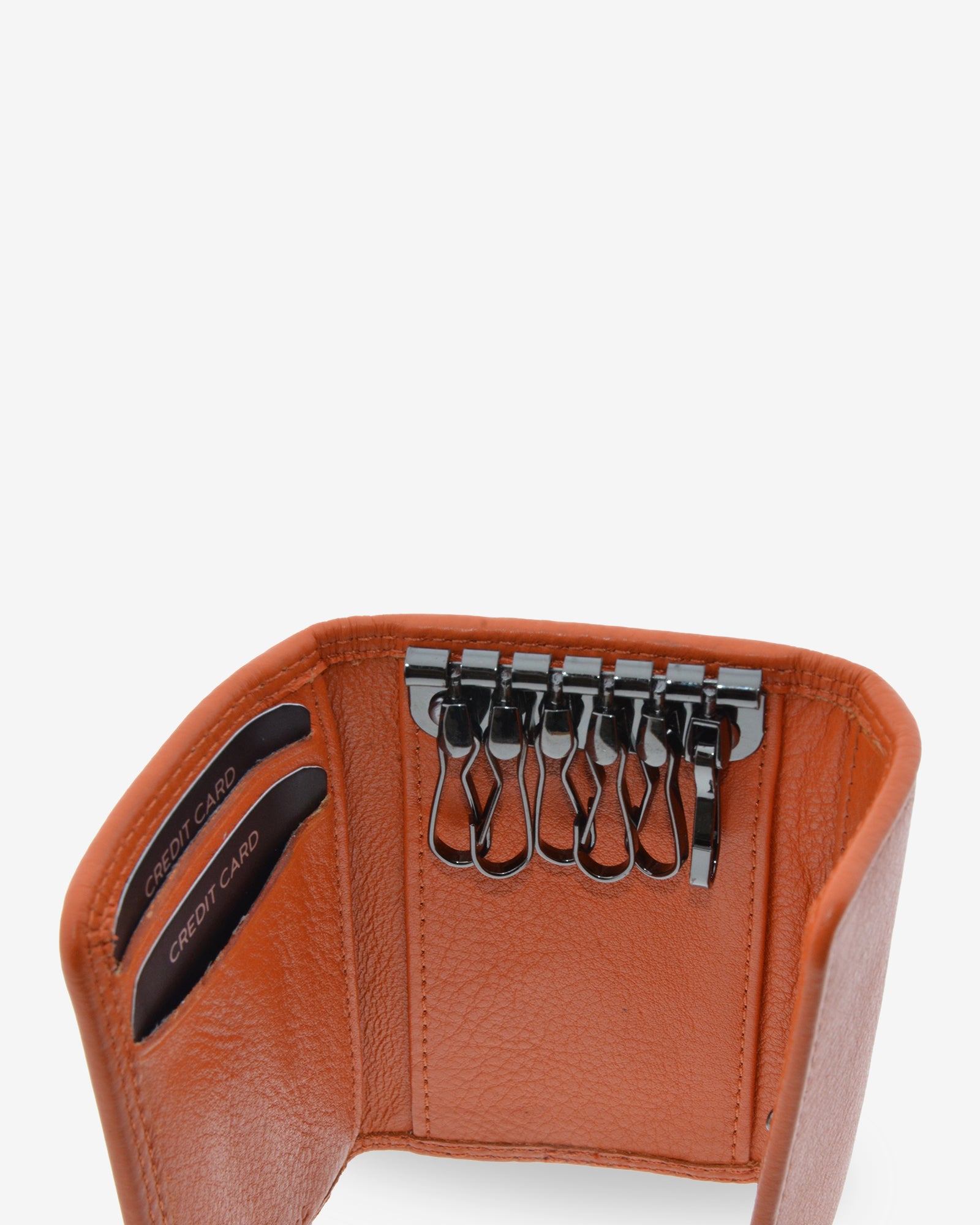 Llavero 8058 en color mandarina abierto, con vista superior  de seis ganchos para llaves y ranuras interiores para tarjetas