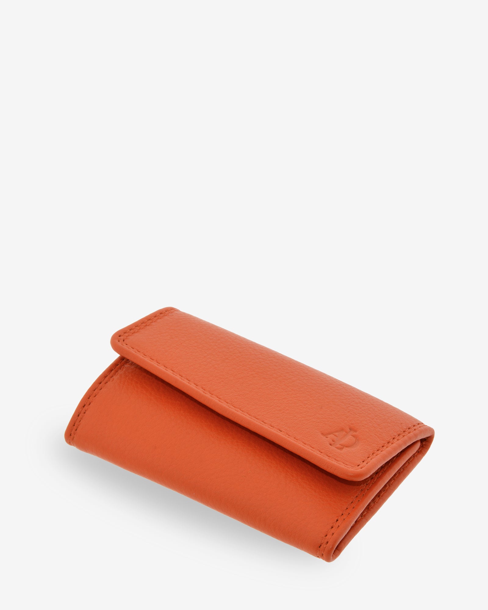 Llavero 8058 en color mandarina tumbado, vista tres cuartos frontal con solapa cerrada