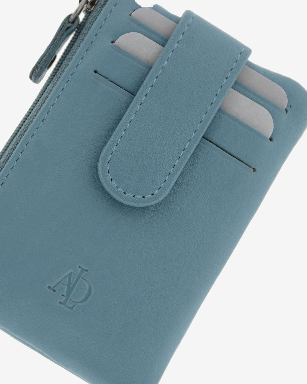 Monedero tarjetero 8061 en color mar, vista detalle de piel, cosidos, acabados y ranuras de tarjetas.