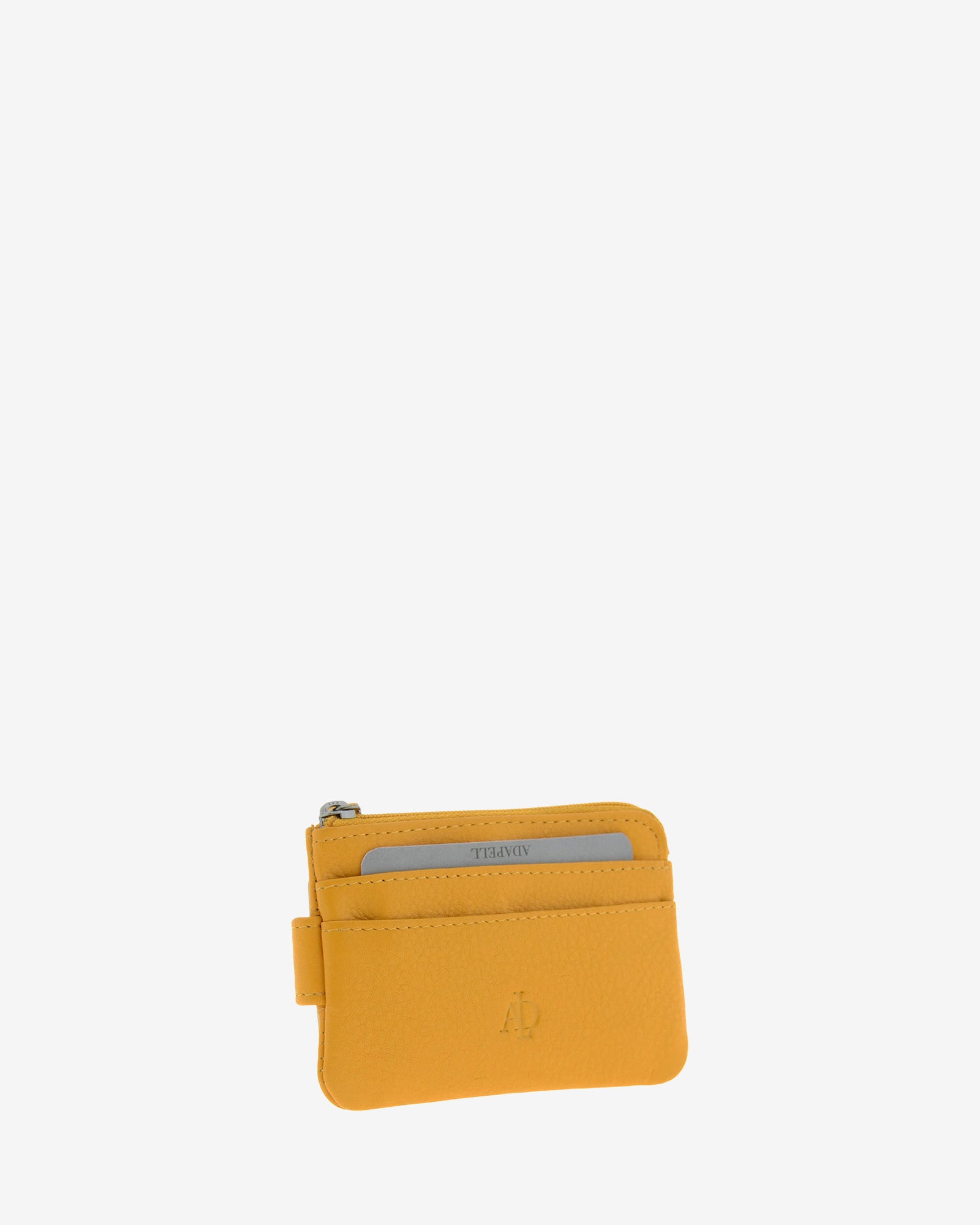 Monedero tarjetero 8061 en color mostaza, vista tres cuartos frontal con tarjetas visibles en las ranuras exteriores.