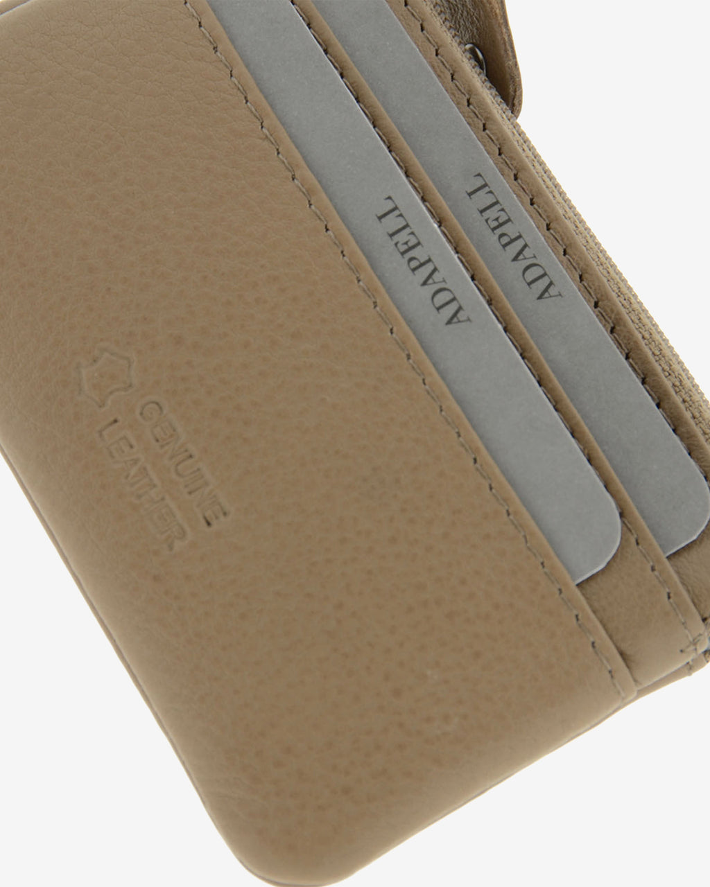 Monedero tarjetero 8061 en color topo, vista detalle de la piel y de las ranuras exteriores.