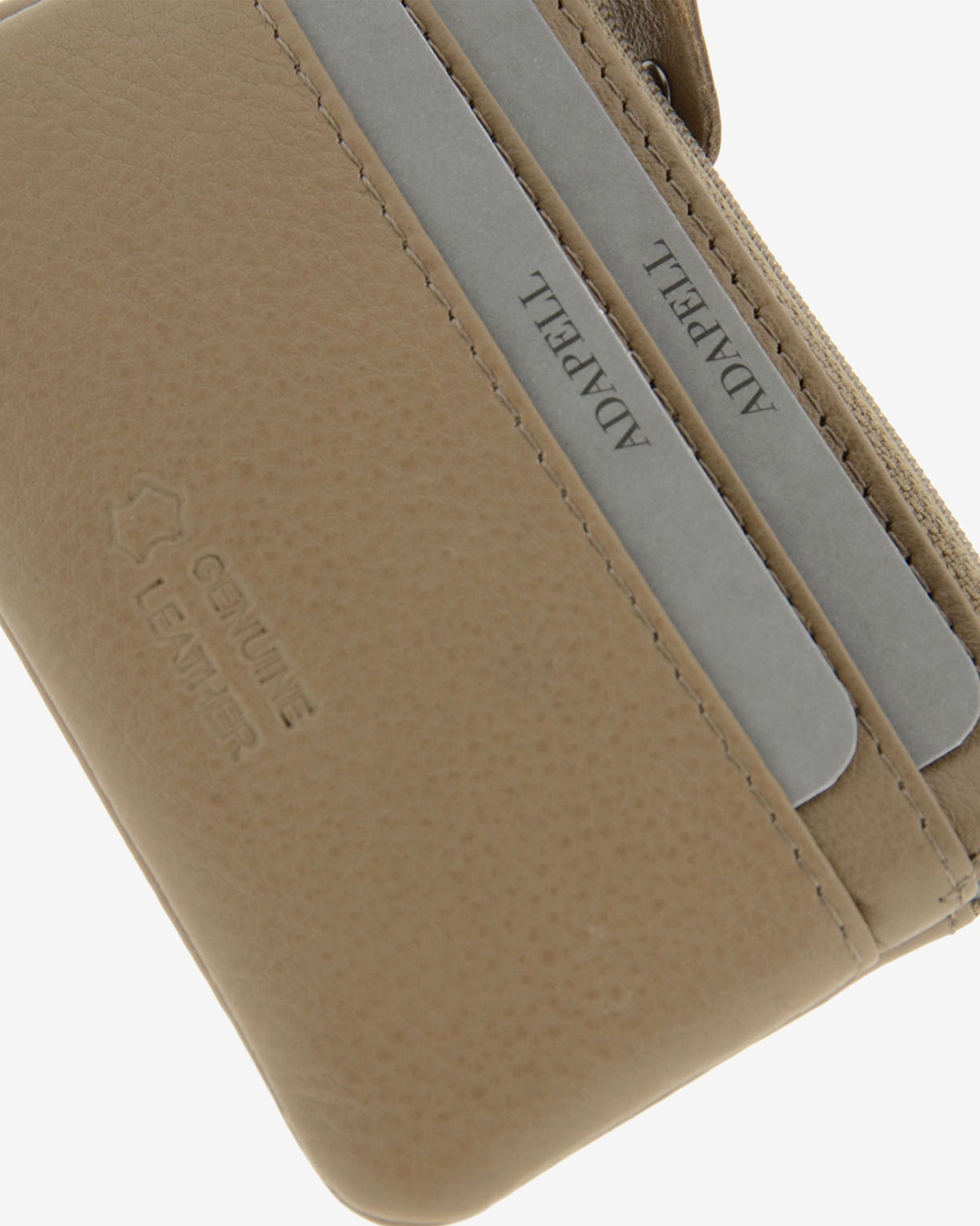 Monedero tarjetero 8061 en color topo, vista detalle de la piel y de las ranuras exteriores.