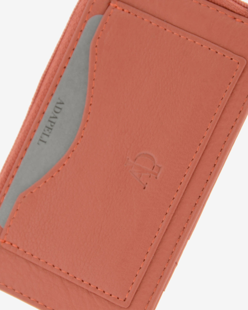 Detalle del tarjetero monedero fino 8062 en color coral con bolsillo frontal para tarjeta