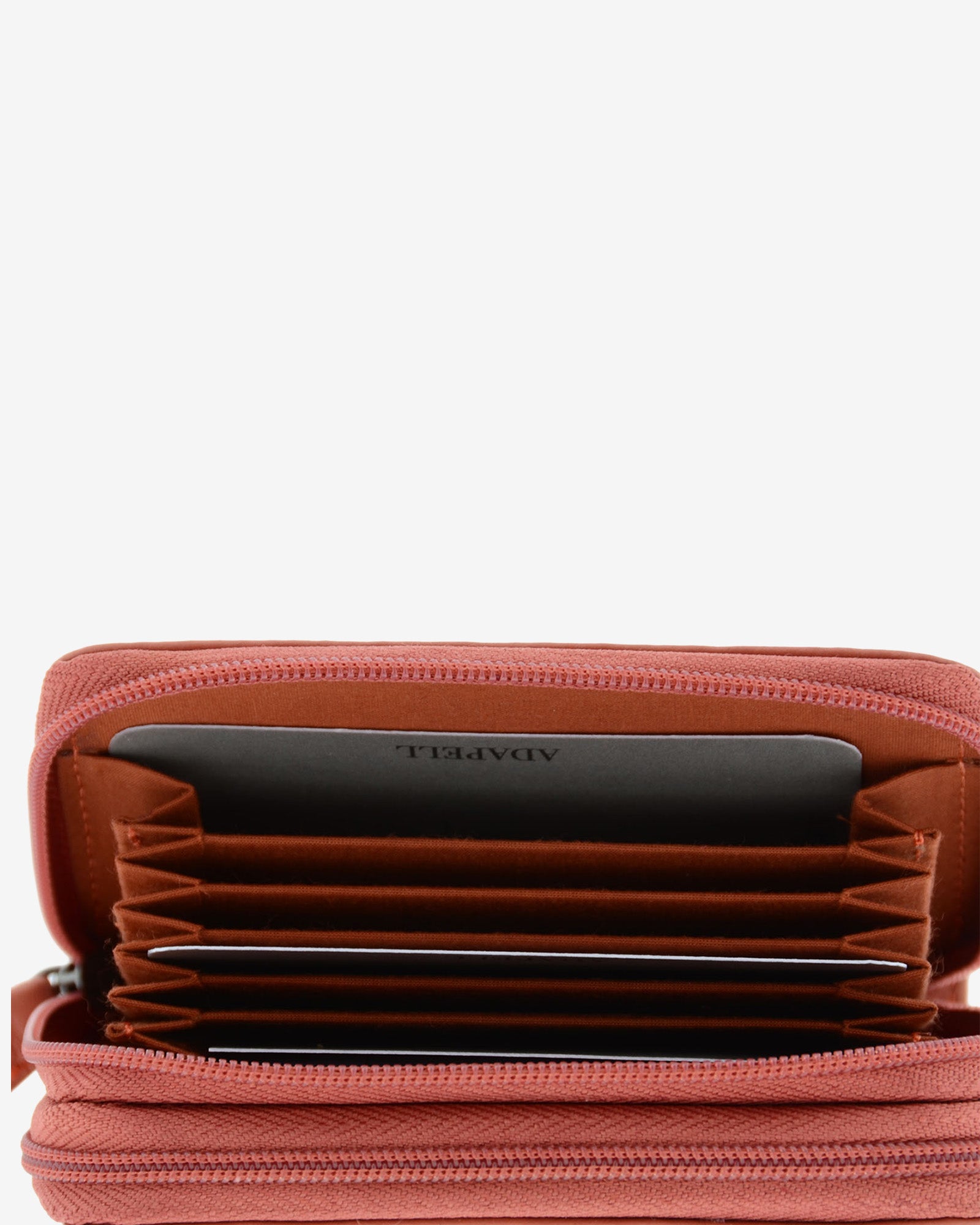 Tarjetero acordeón 8067 en color coral abierto, detalle con compartimento para monedas y organización interior tipo acordeón para tarjetas