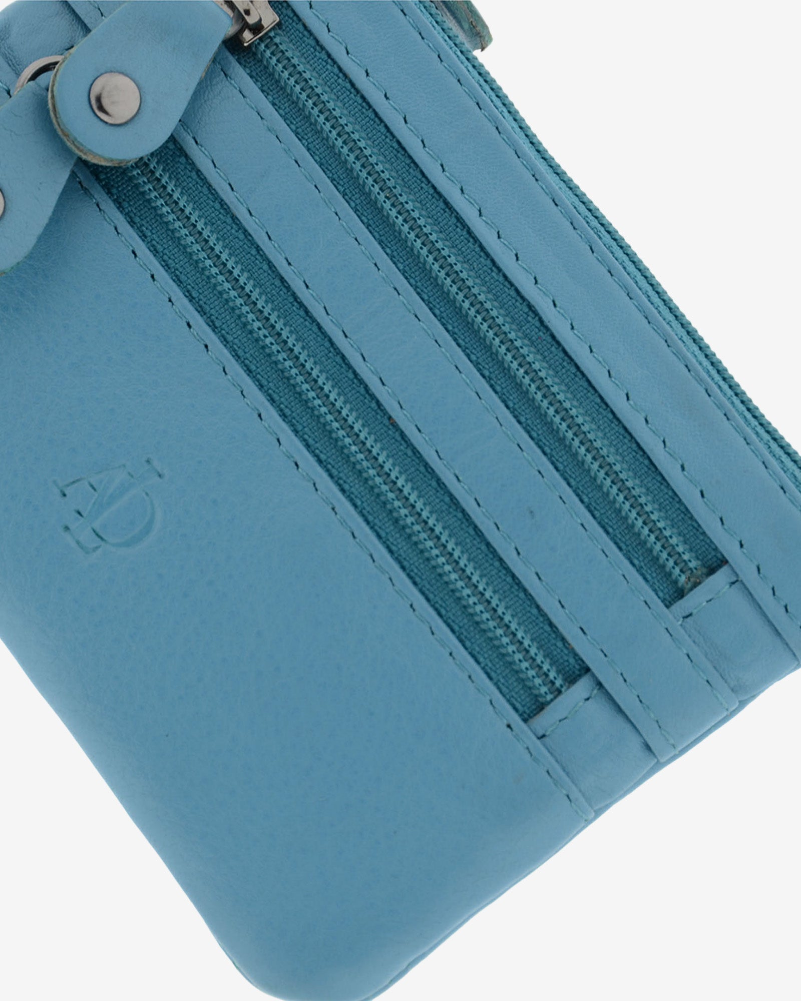 Detalle frontal del monedero fino con triple cremallera 8072 en color azul, con tiradores y cremalleras.