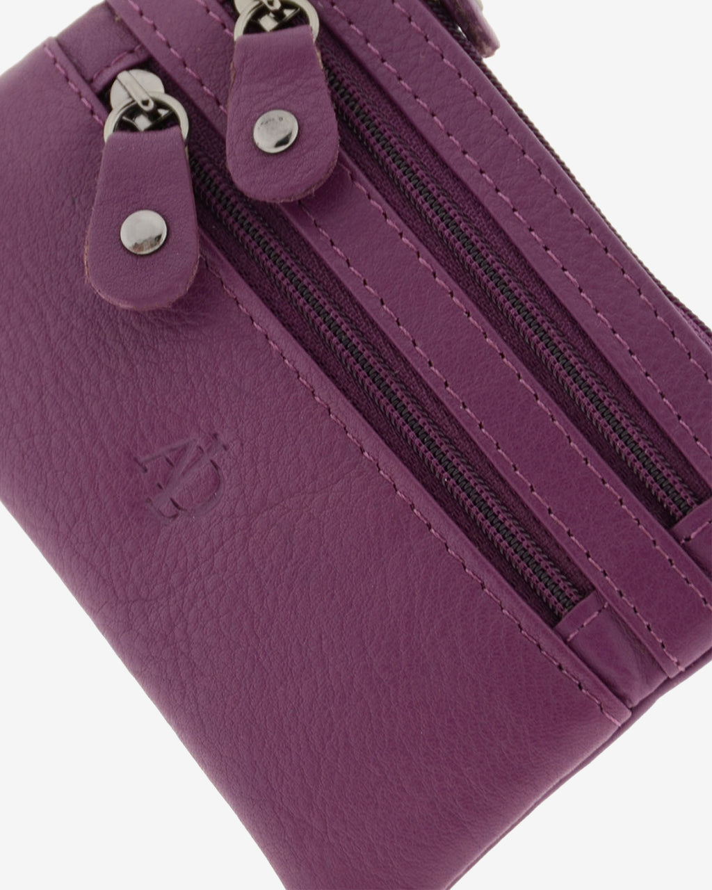 Detalle frontal del monedero fino con triple cremallera 8072 en color lila, con tiradores y cremalleras.