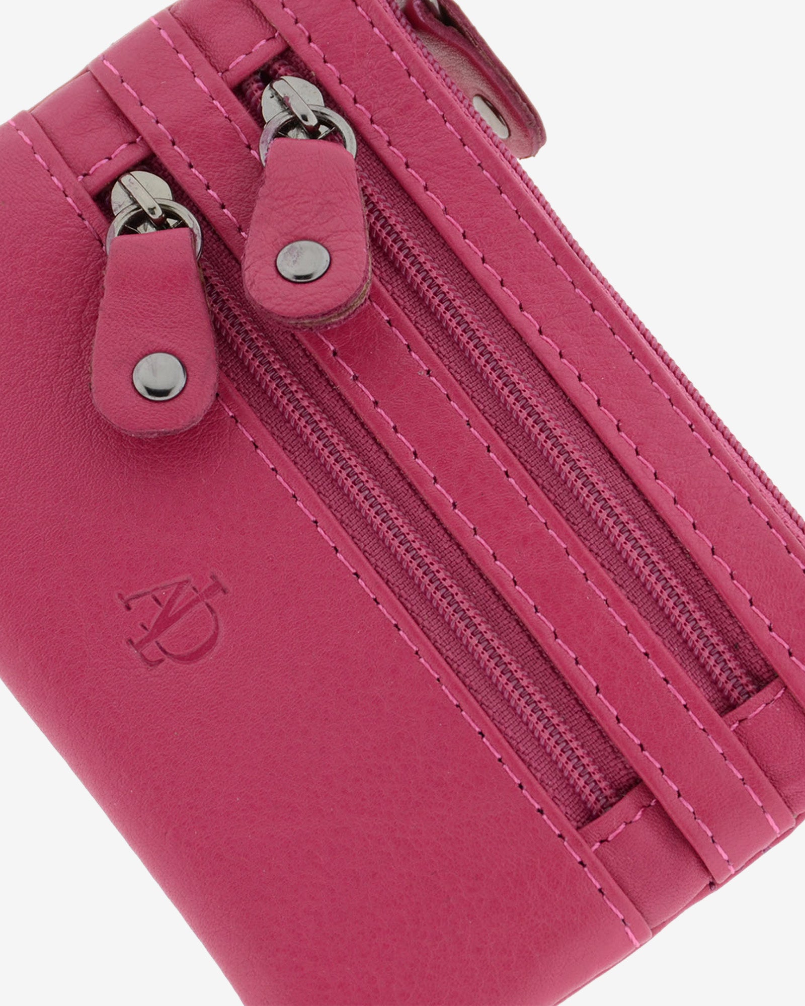 Detalle frontal del monedero fino con triple cremallera 8072 en color magenta, con tiradores y cremalleras.