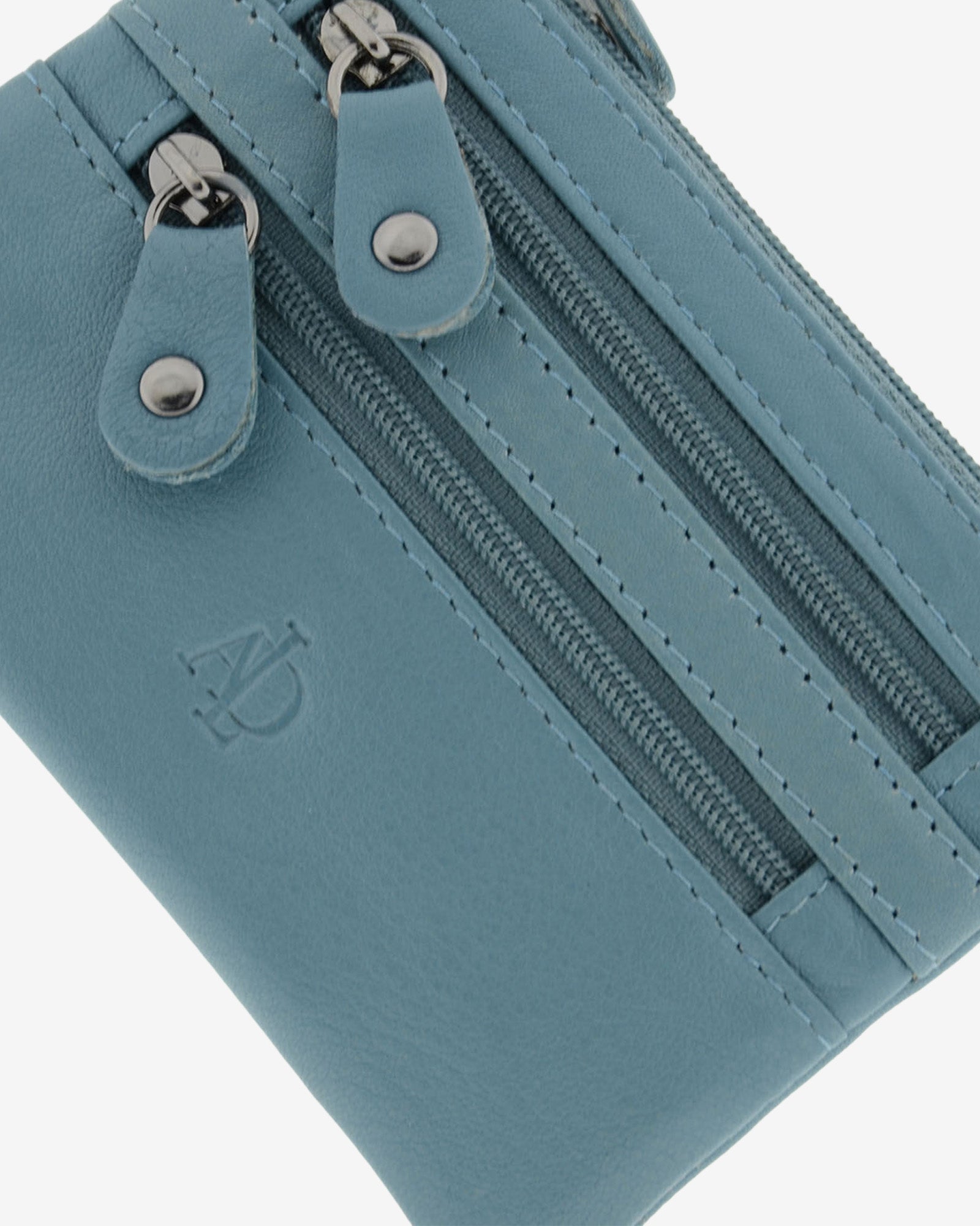 Detalle frontal del monedero fino con triple cremallera 8072 en color mar, con tiradores y cremalleras.