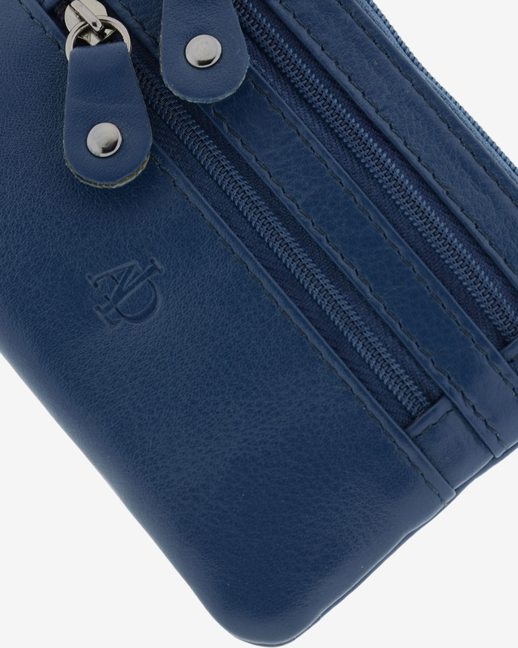 Detalle frontal del monedero fino con triple cremallera 8072 en color marino, con tiradores y cremalleras.