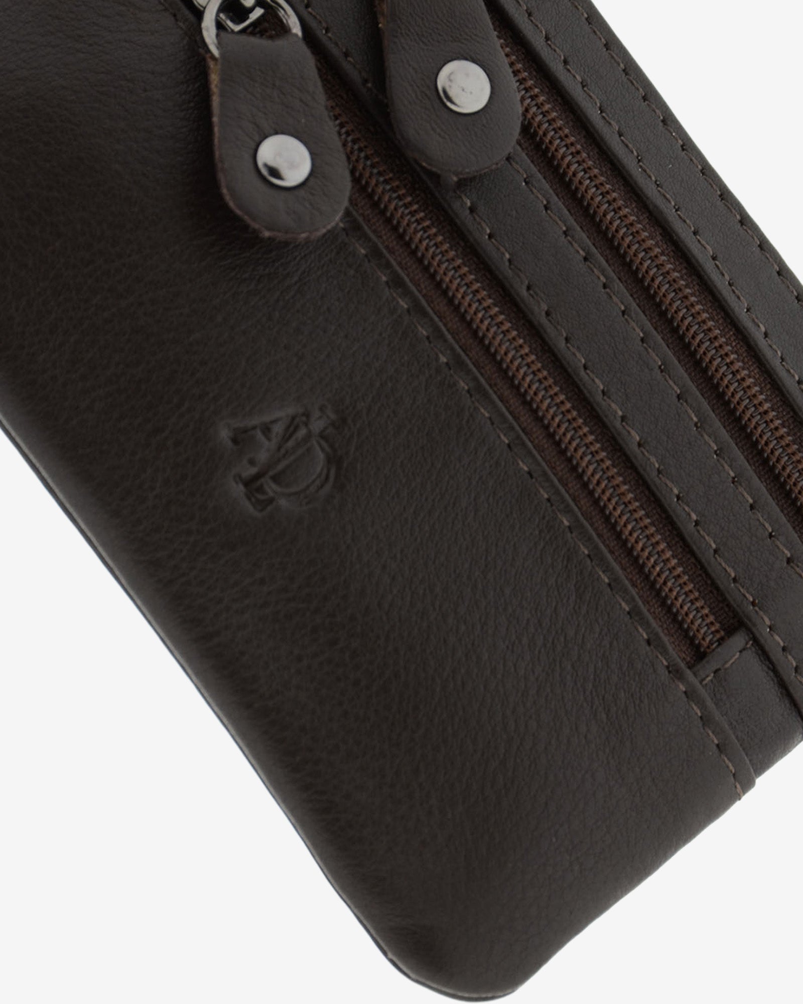 Detalle frontal del monedero fino con triple cremallera 8072 en color marrón, con tiradores y cremalleras.