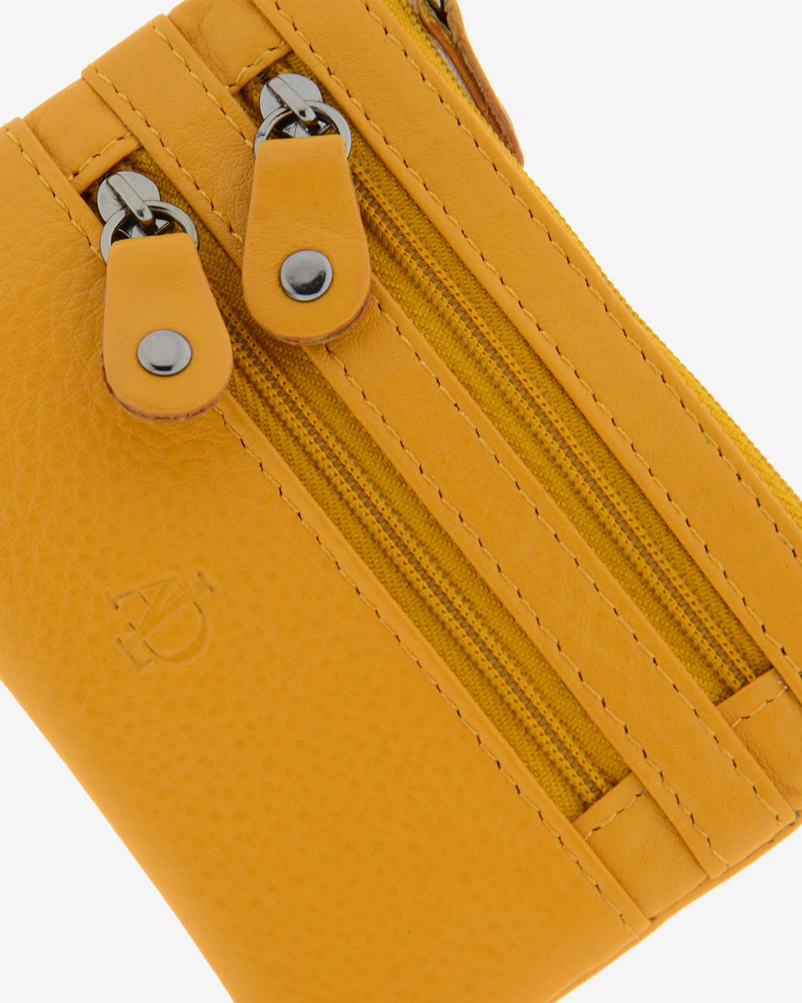Detalle frontal del monedero fino con triple cremallera 8072 en color mostaza, con tiradores y cremalleras.