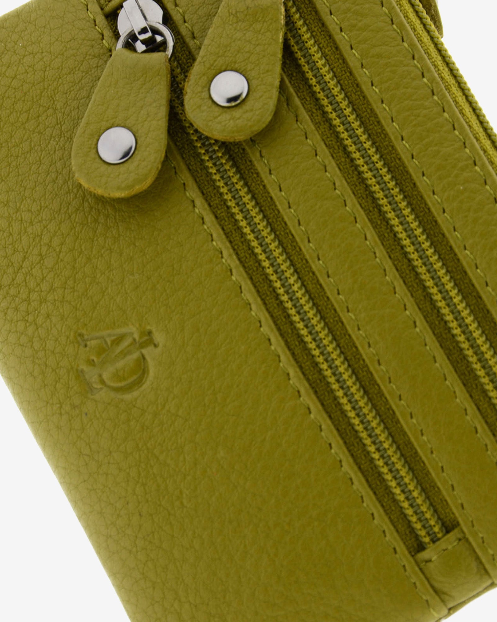 Detalle frontal del monedero fino con triple cremallera 8072 en color oliva, con tiradores y cremalleras.