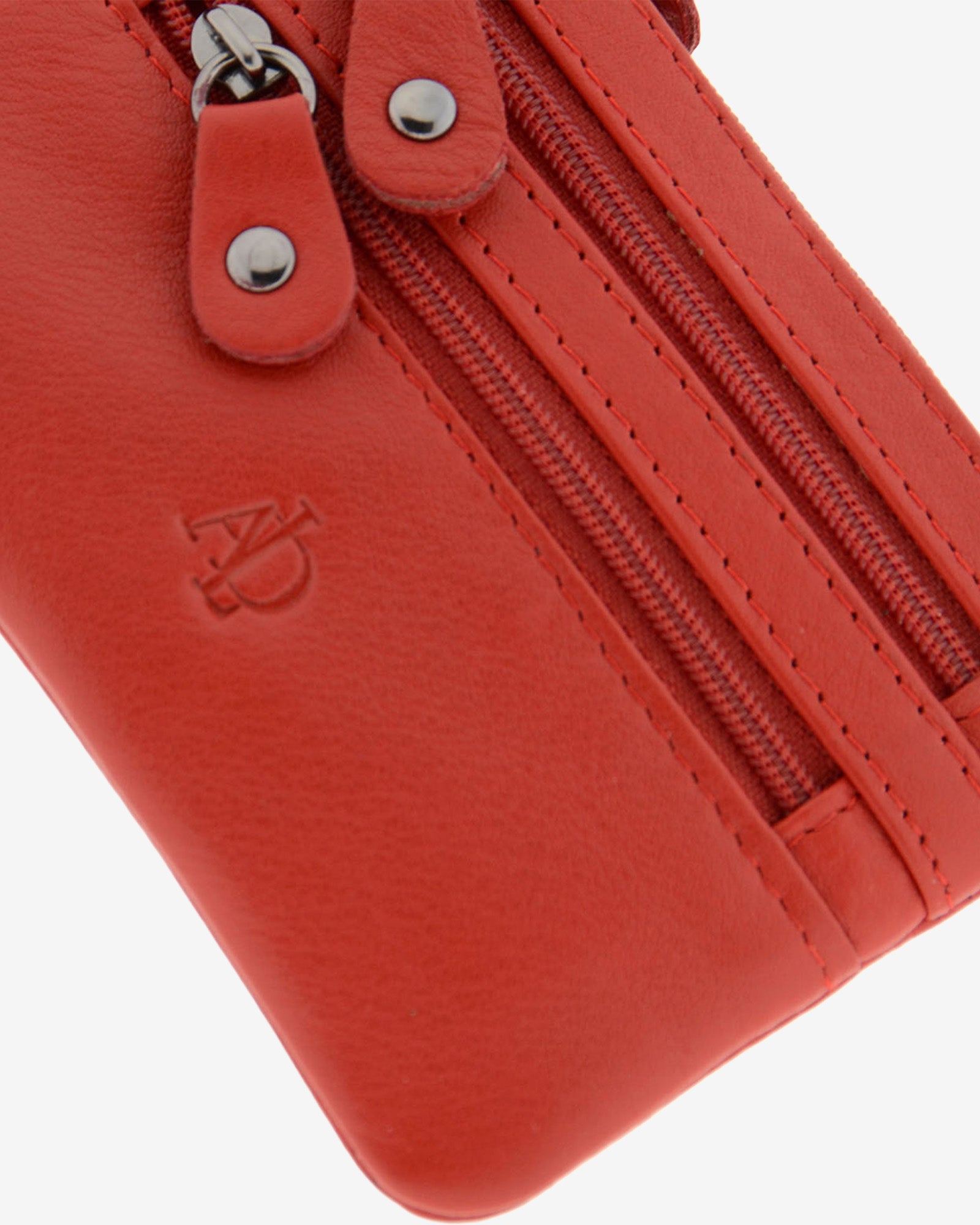 Detalle frontal del monedero fino con triple cremallera 8072 en color rojo, con tiradores y cremalleras.