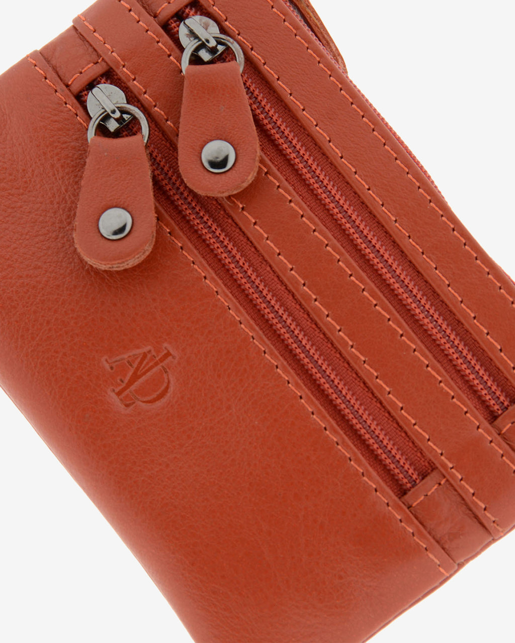 Detalle frontal del monedero fino con triple cremallera 8072 en color teja, con tiradores y cremalleras.