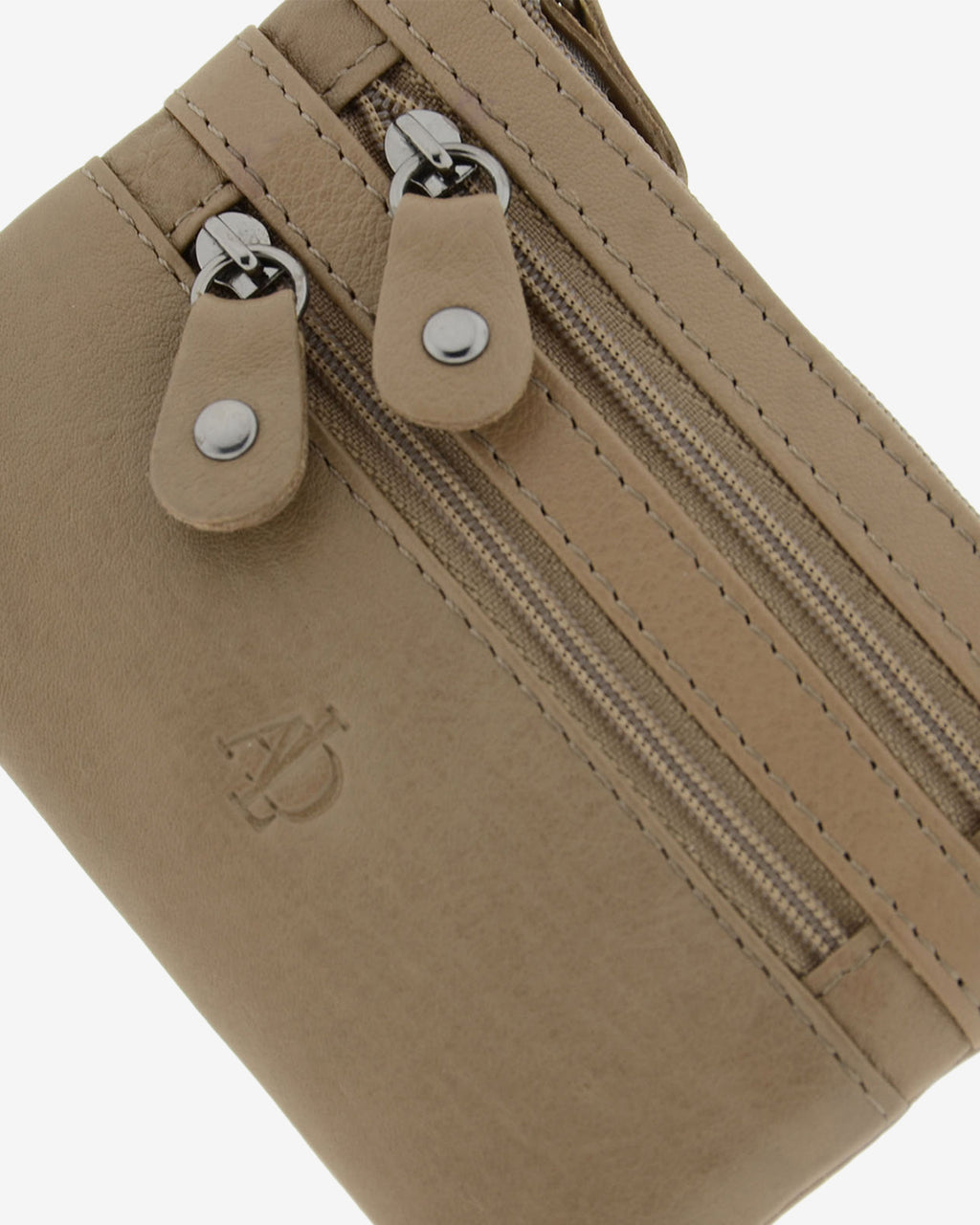 Detalle frontal del monedero fino con triple cremallera 8072 en color topo, con tiradores y cremalleras.