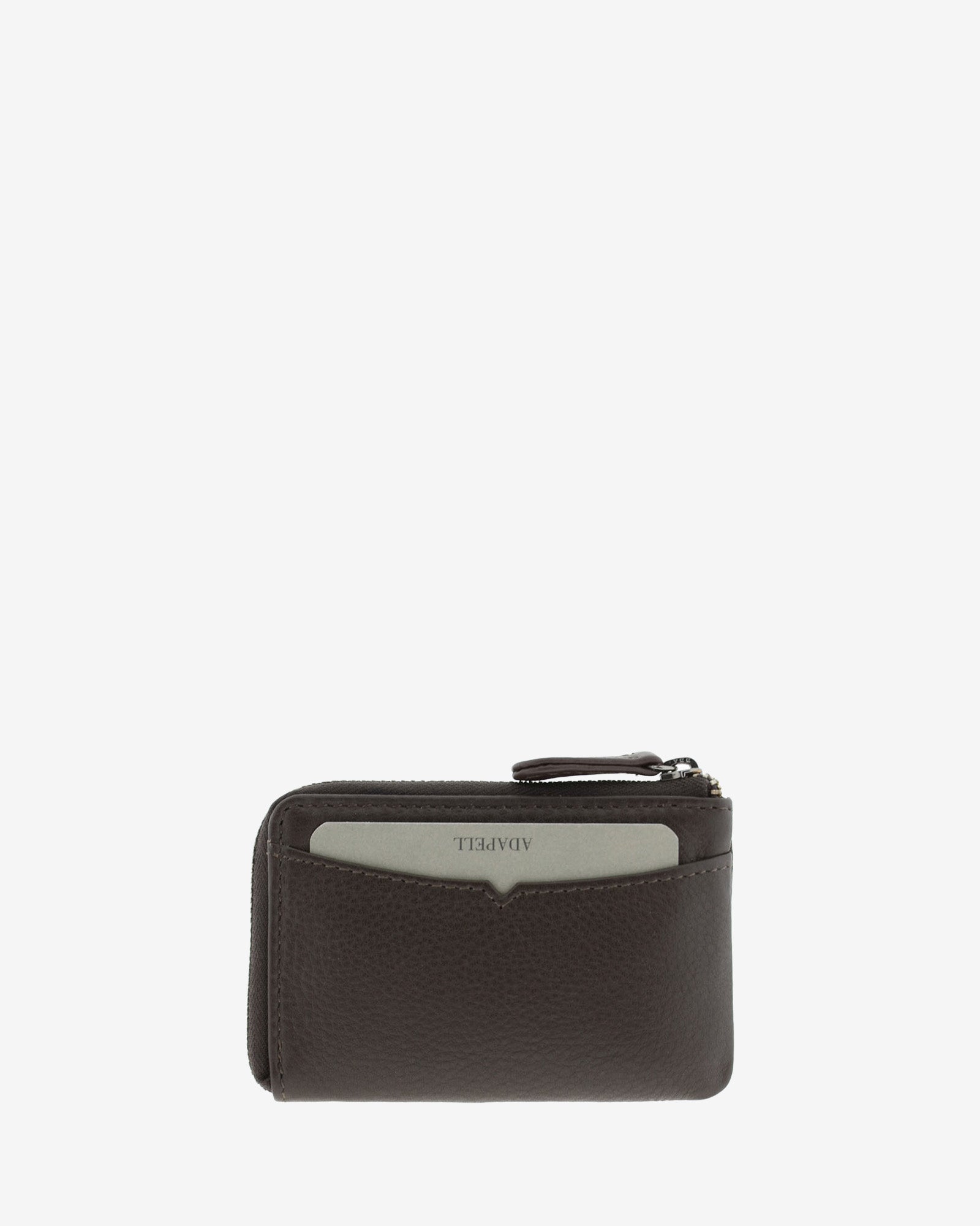 Monedero tarjetero fino 8076 en color marrón, vista trasera con tarjeta visible en la ranura exterior.