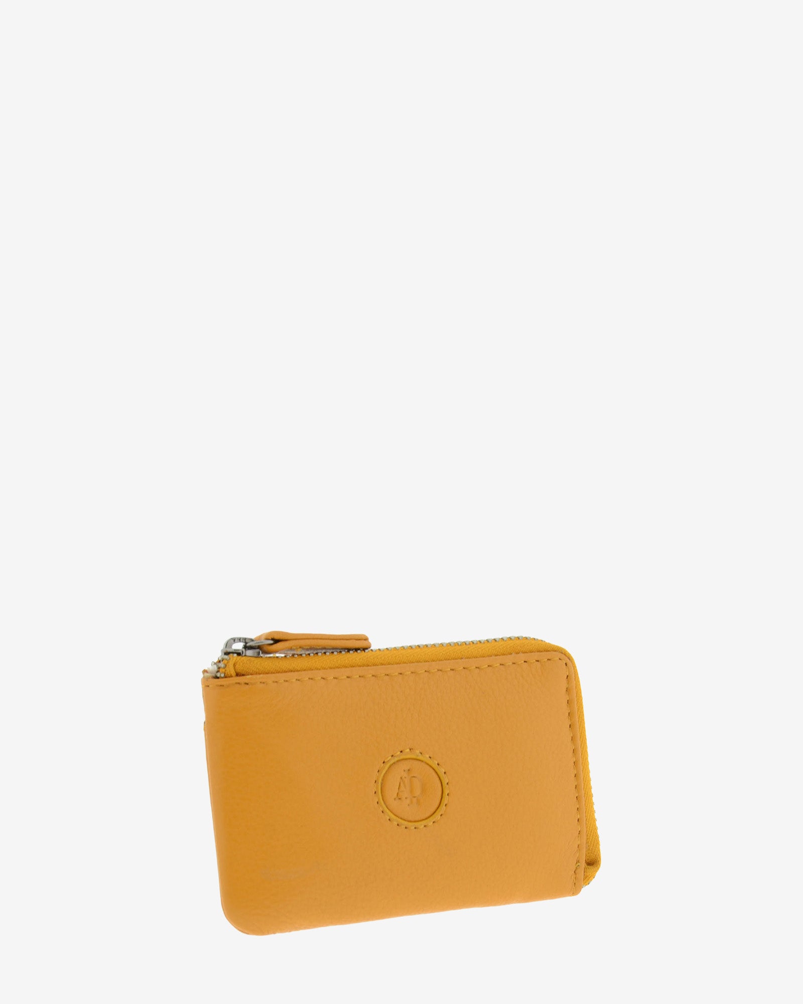 Monedero tarjetero fino 8076 en color mostaza, vista tres cuartos frontal.