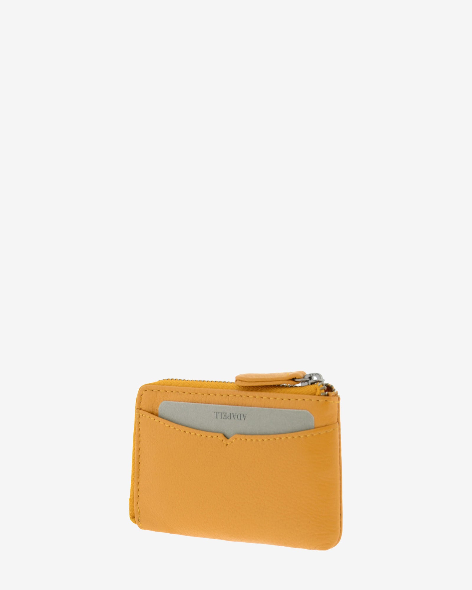Monedero tarjetero fino 8076 en color mostaza, vista tres cuartos trasera con ranura exterior para tarjeta.
