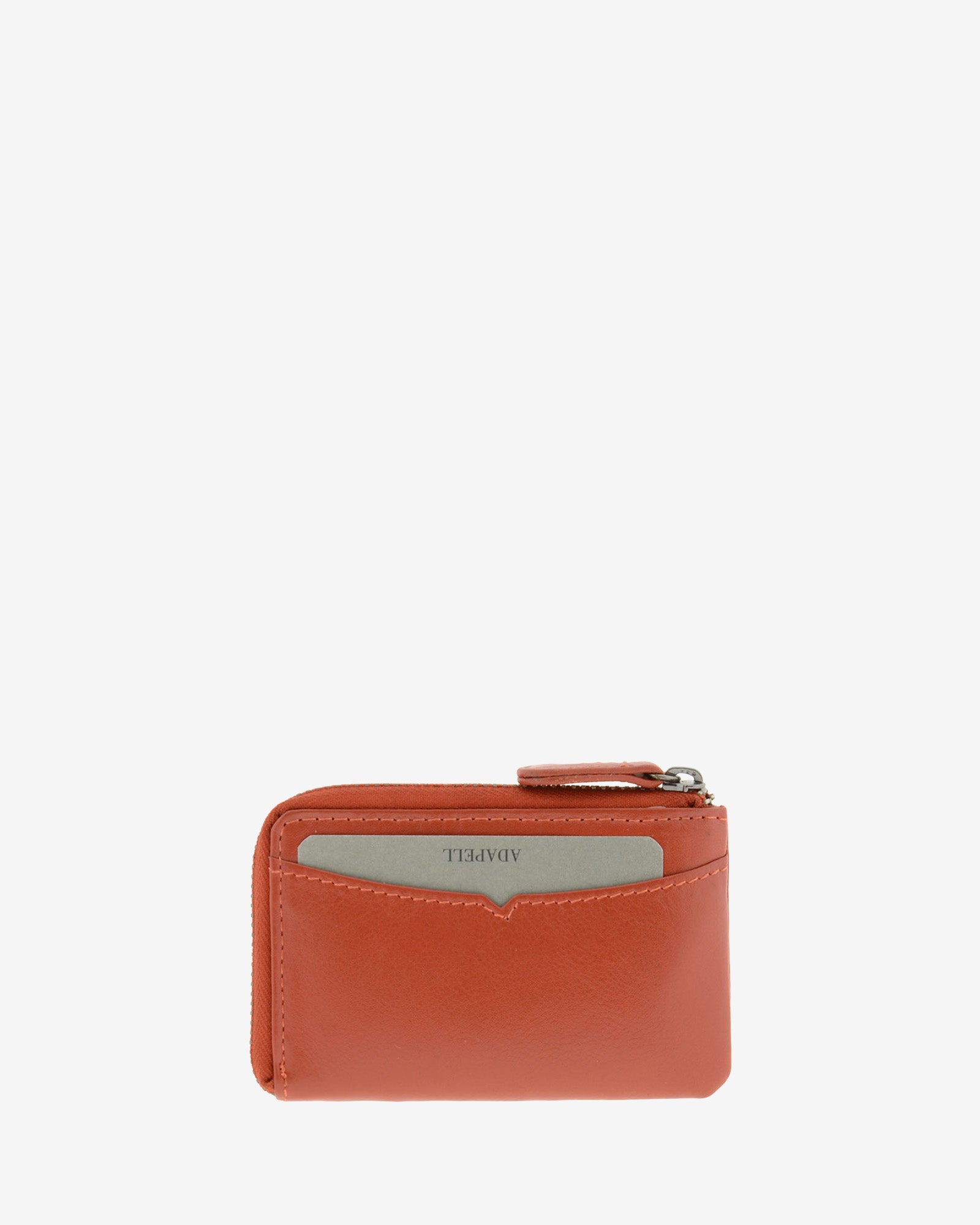 Monedero tarjetero fino 8076 en color teja, vista trasera con tarjeta visible en la ranura exterior.
