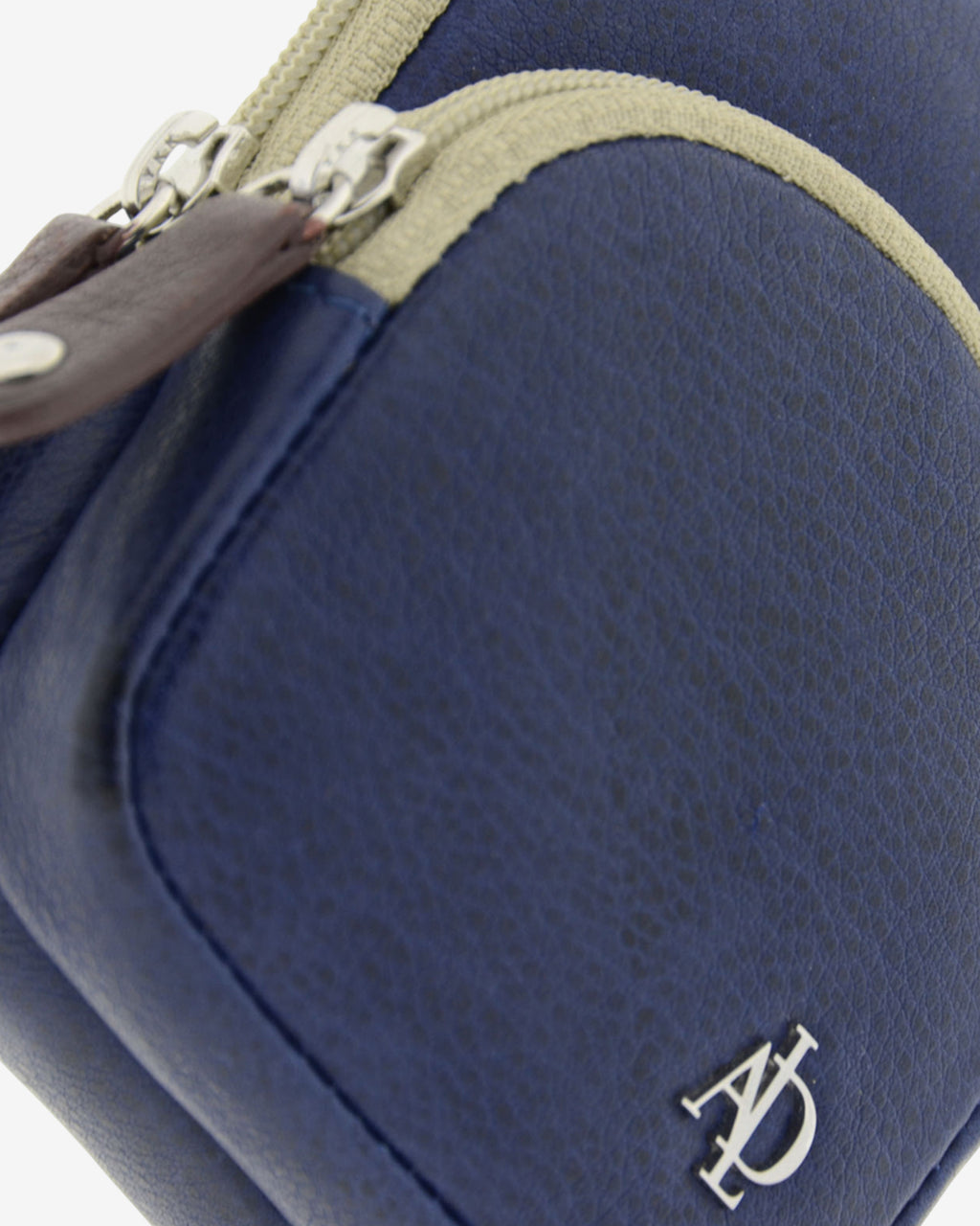 Detalle frontal del monedero llavero Adapell 8077-V en color marino, con forma de mini mochila, mostrando la textura de la piel, las cremalleras y el logo metálico.