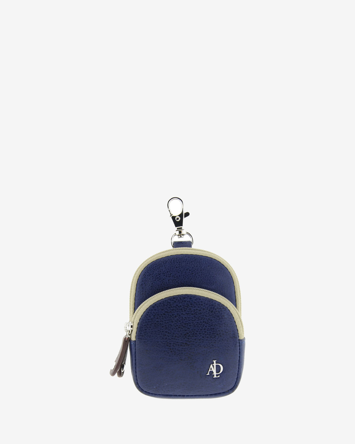 Monedero llavero Adapell 8077-V en color marino, con forma de mini mochila, vista frontal con doble cremallera, mosquetón superior y logo metálico.