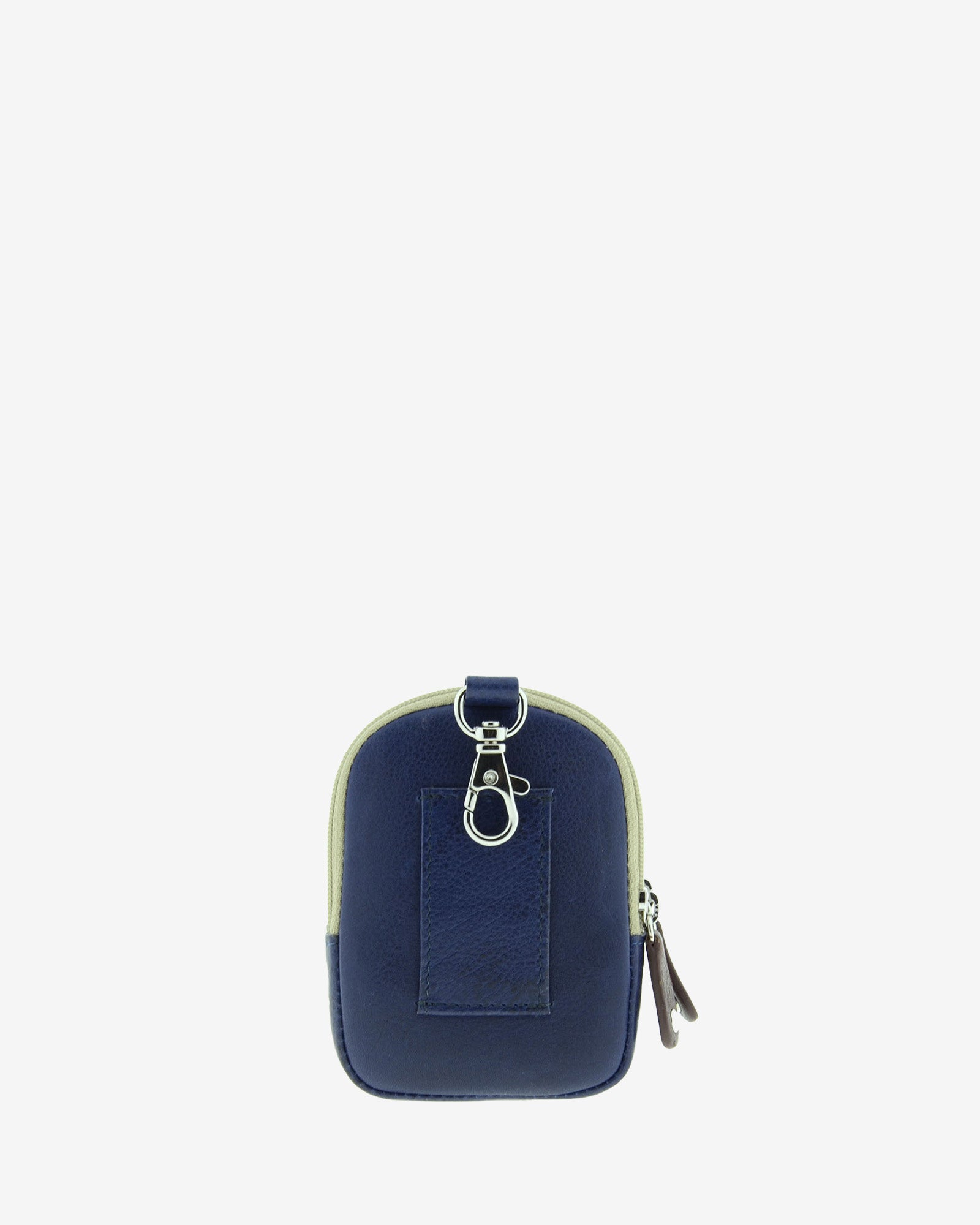 Parte trasera del monedero llavero Adapell 8077-V en color marino, con forma de mini mochila, vista posterior con mosquetón superior y pasador para cinturón.