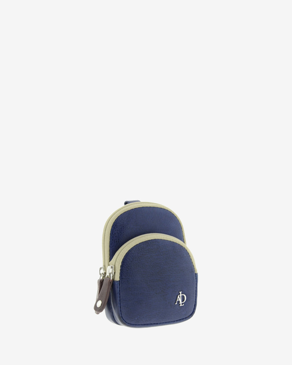 Monedero llavero Adapell 8077-V en color marino, con forma de mini mochila, vista tres cuartos frontal con doble cremallera y logo metálico.