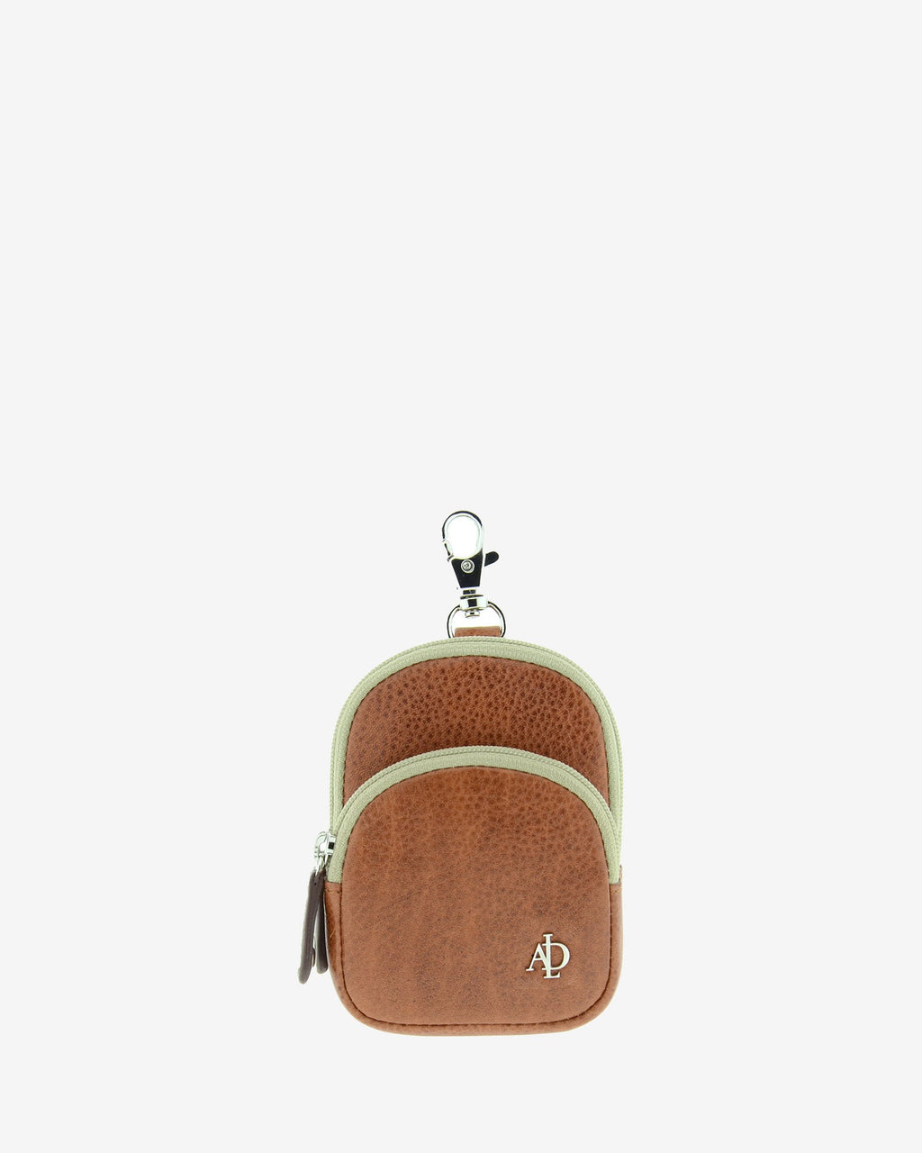 Monedero llavero Adapell 8077-V en color marrón, con forma de mini mochila, vista frontal con doble cremallera, mosquetón superior y logo metálico.