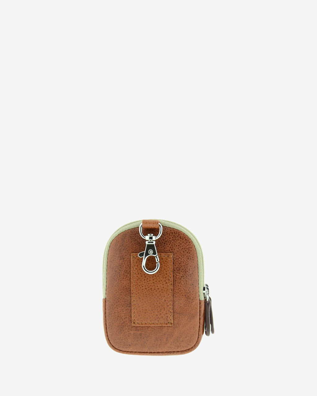 Parte trasera del monedero llavero Adapell 8077-V en color marrón, con forma de mini mochila, vista posterior con mosquetón superior y pasador para cinturón.