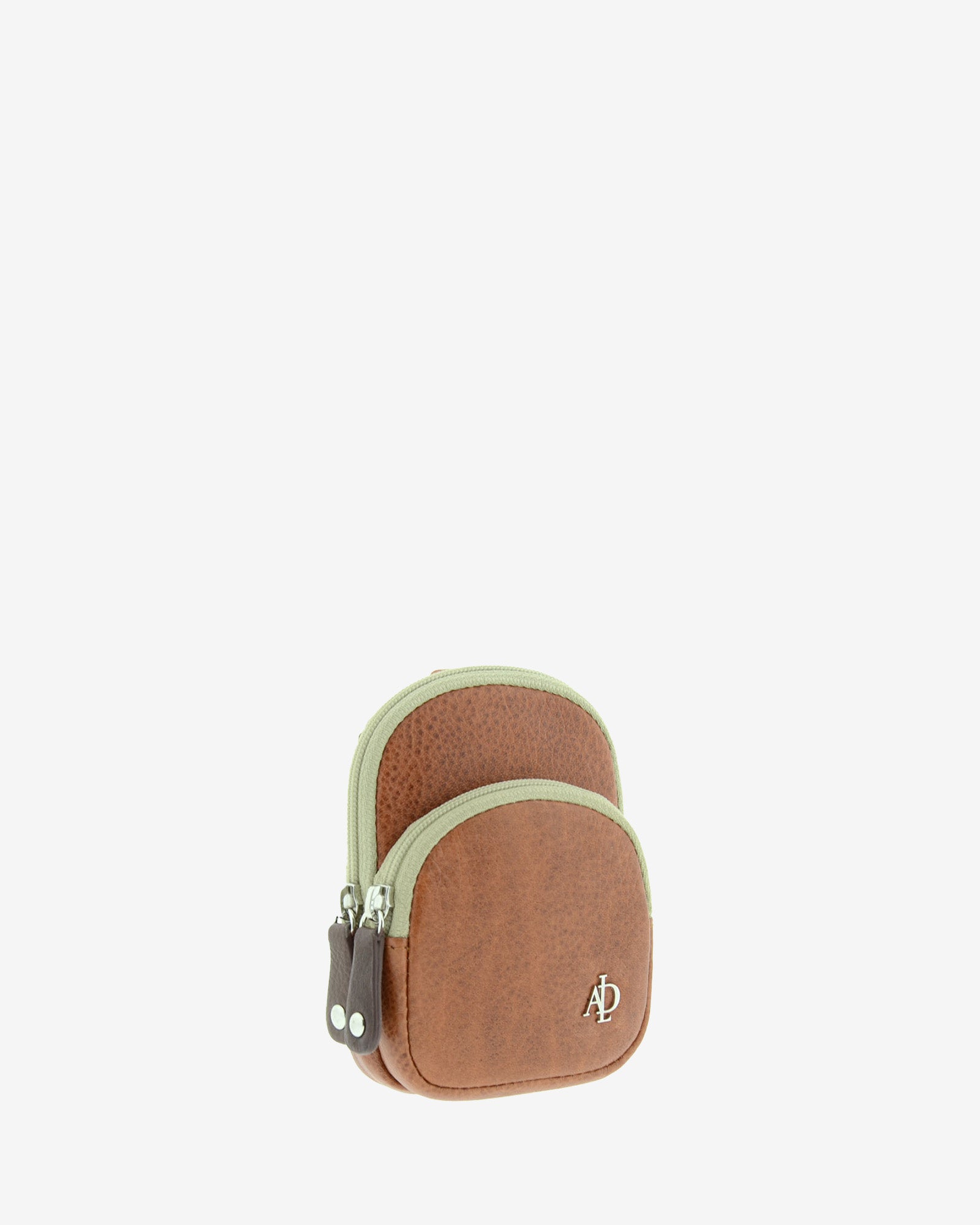 Monedero llavero Adapell 8077-V en color marrón, con forma de mini mochila, vista tres cuartos frontal con doble cremallera y logo metálico.