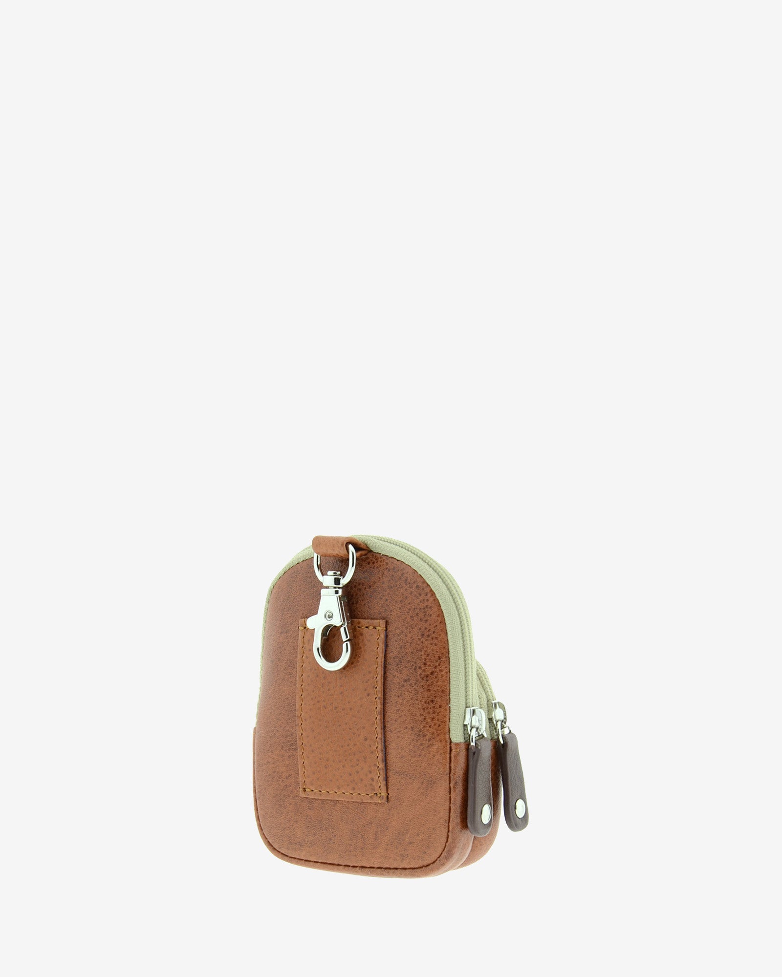 Monedero llavero Adapell 8077-V en color marrón, con forma de mini mochila, vista tres cuartos posterior con pasador para cinturón y mosquetón metálico