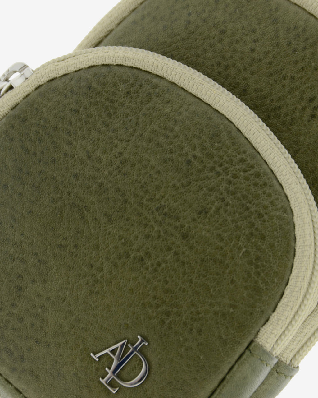 Detalle frontal del monedero llavero Adapell 8077-V en color verde, con forma de mini mochila, mostrando la textura de la piel, las cremalleras y el logo metálico.