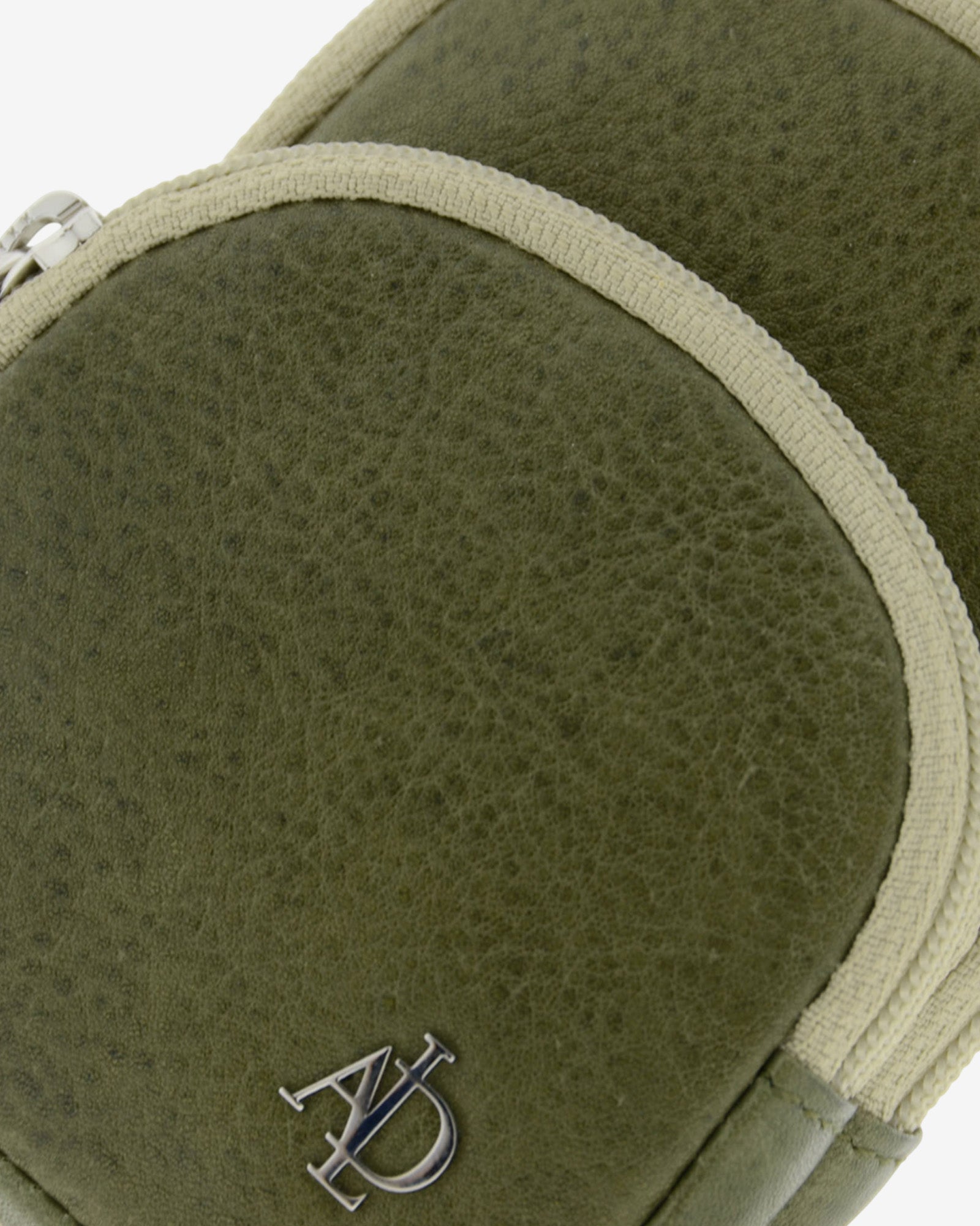 Detalle frontal del monedero llavero Adapell 8077-V en color verde, con forma de mini mochila, mostrando la textura de la piel, las cremalleras y el logo metálico.