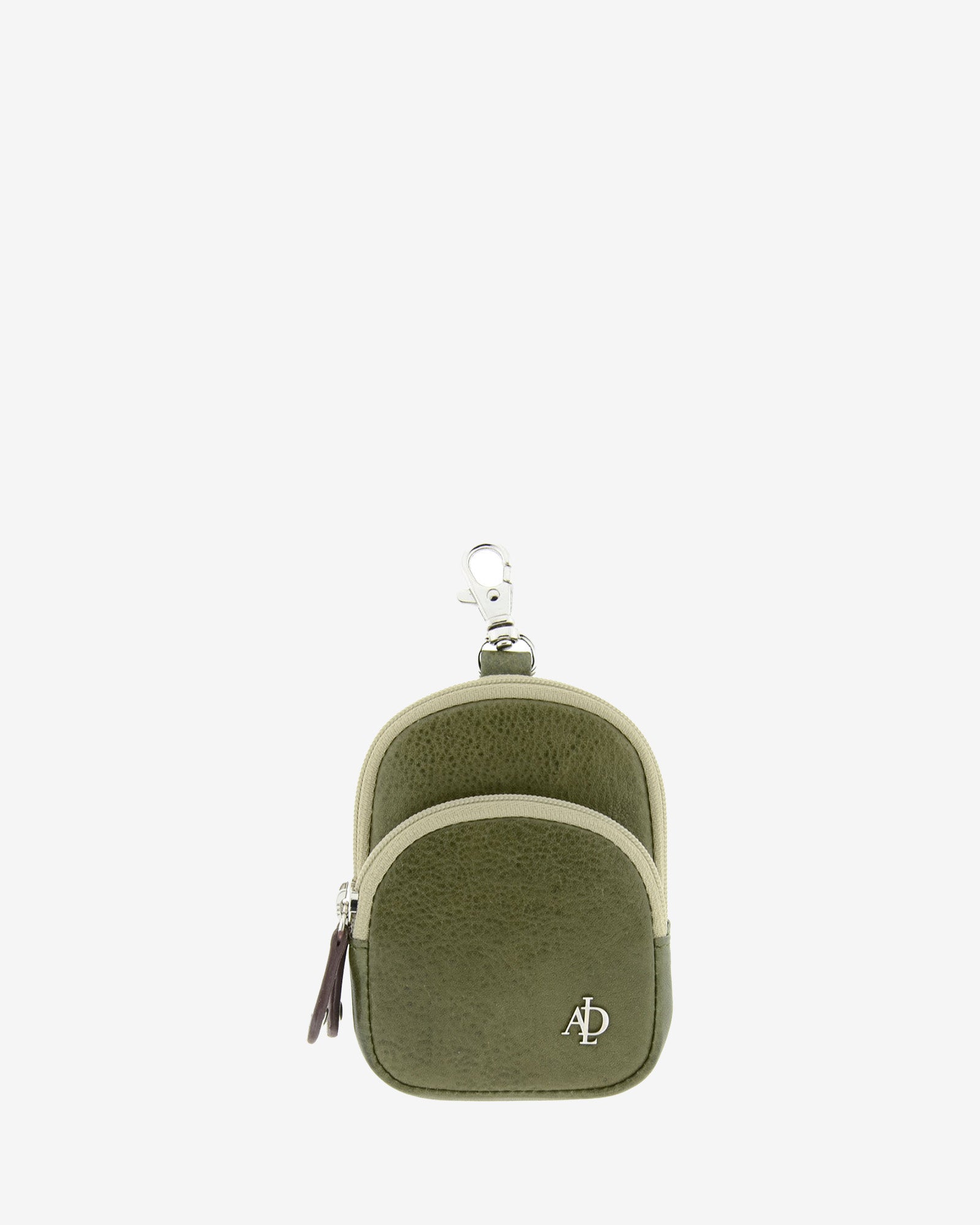 Monedero llavero Adapell 8077-V en color verde, con forma de mini mochila, vista frontal con doble cremallera, mosquetón superior y logo metálico.