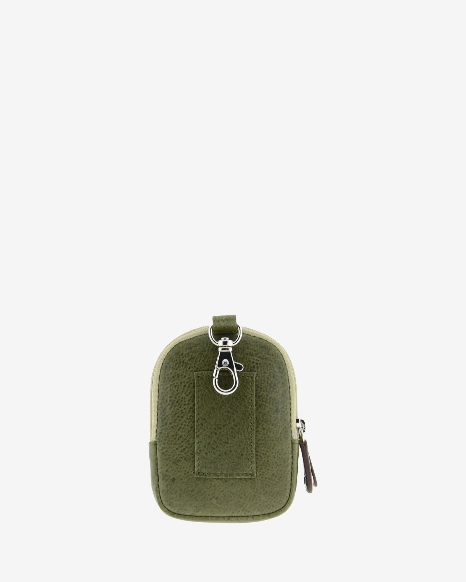 Parte trasera del monedero llavero Adapell 8077-V en color verde, con forma de mini mochila, vista posterior con mosquetón superior y pasador para cintuirón.