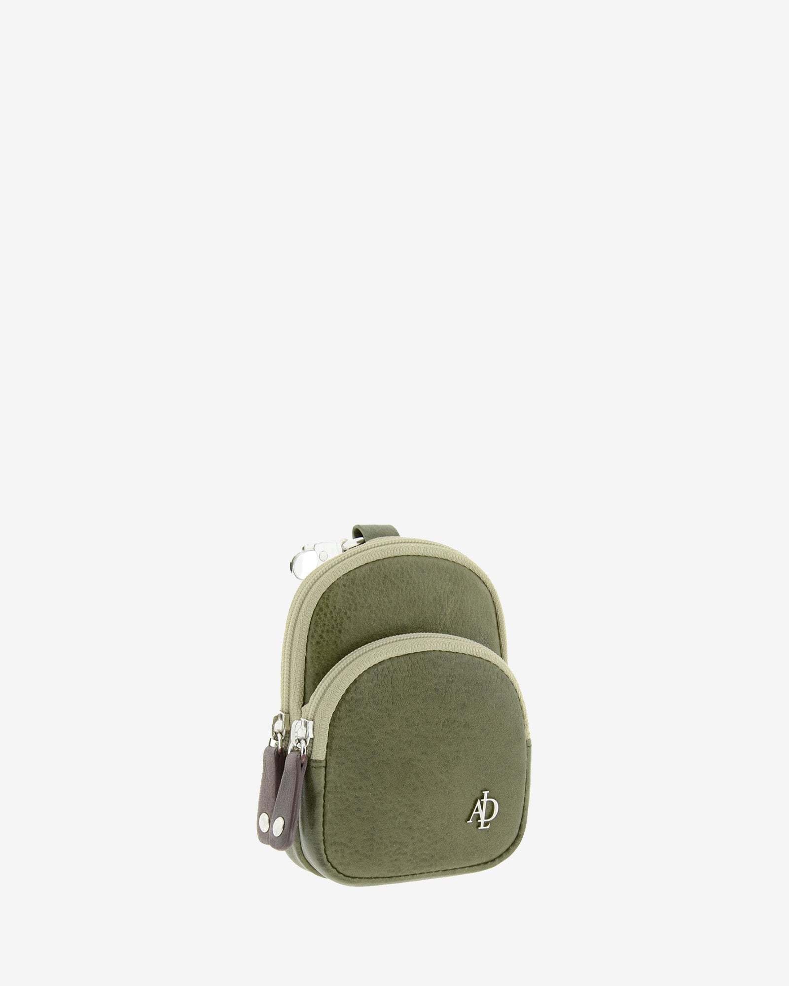 Monedero llavero Adapell 8077-V en color verde, con forma de mini mochila, vista tres cuartos frontal con doble cremallera y logo metálico.