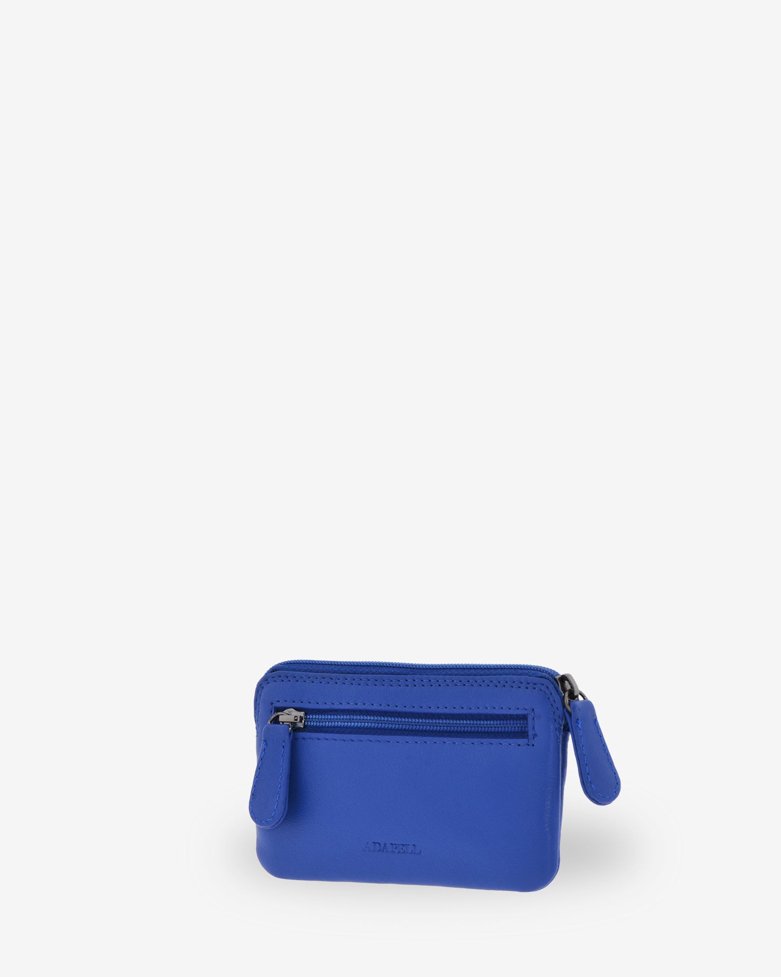 Monedero fino 8078 en color cobalto, vista tres cuartos posterior con bolsillo exterior de cremallera.