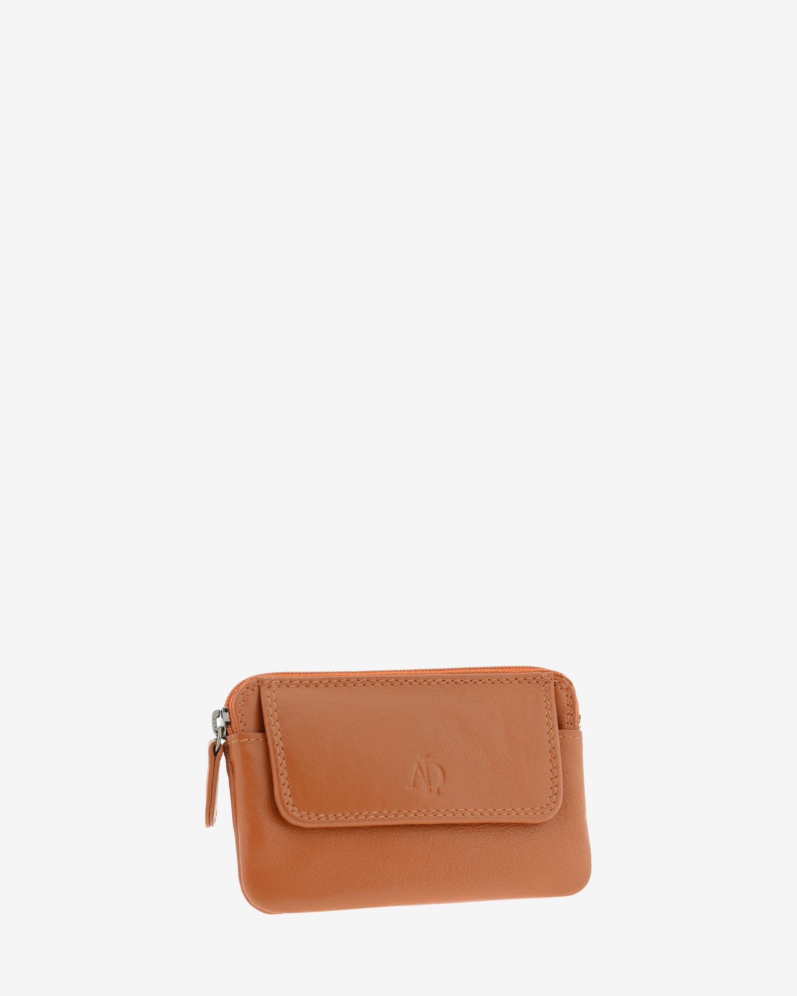 Monedero fino 8078 en color cuero, vista tres cuartos frontal con solapa exterior.