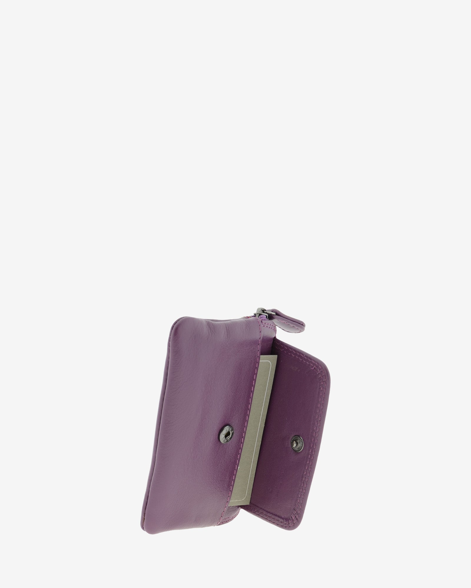 Monedero fino 8078 en color lila, vista exterior con la solapa abierta, cierre de botón y tarjeta visible.