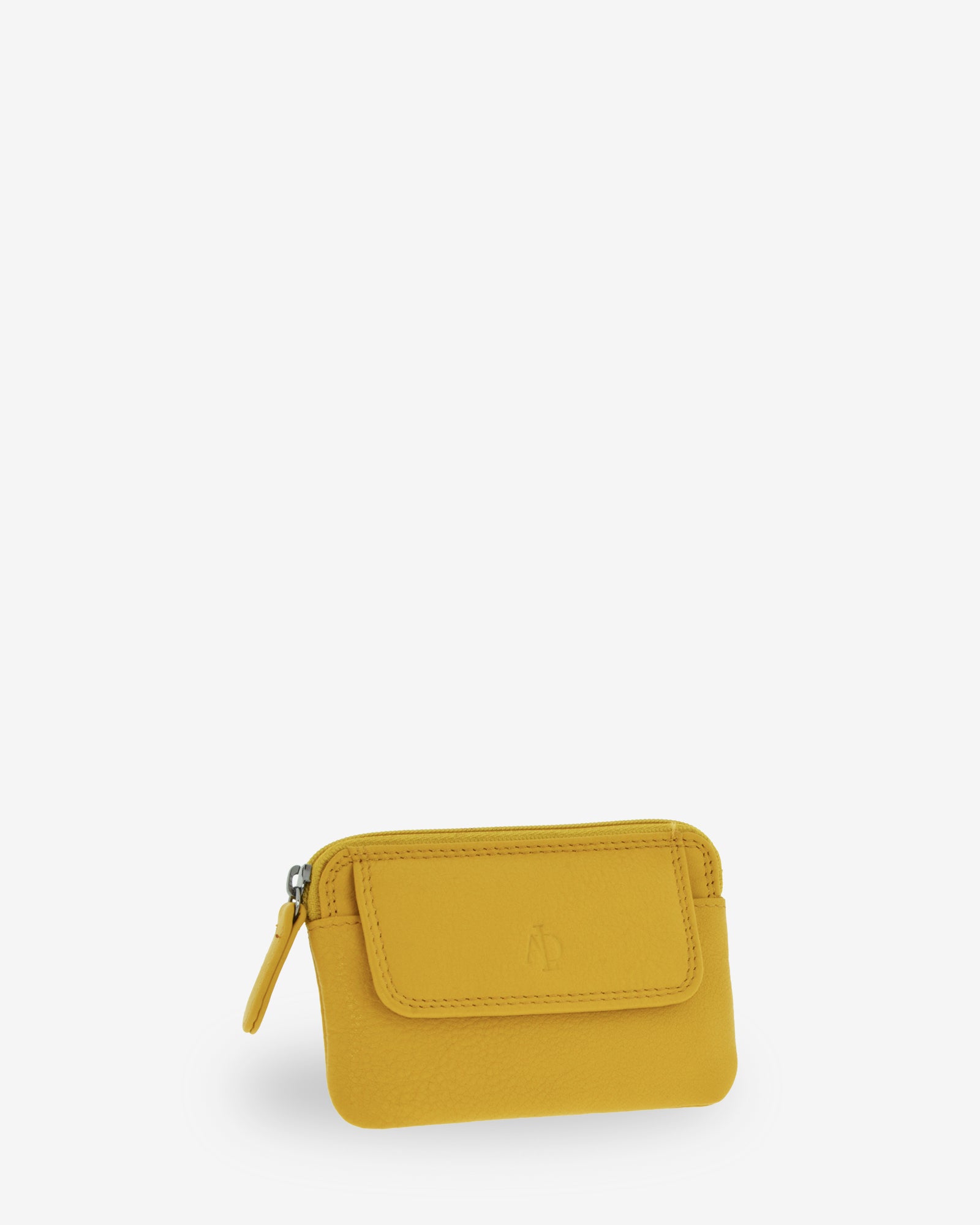 Monedero fino 8078 en color limón, vista tres cuartos frontal con solapa exterior.