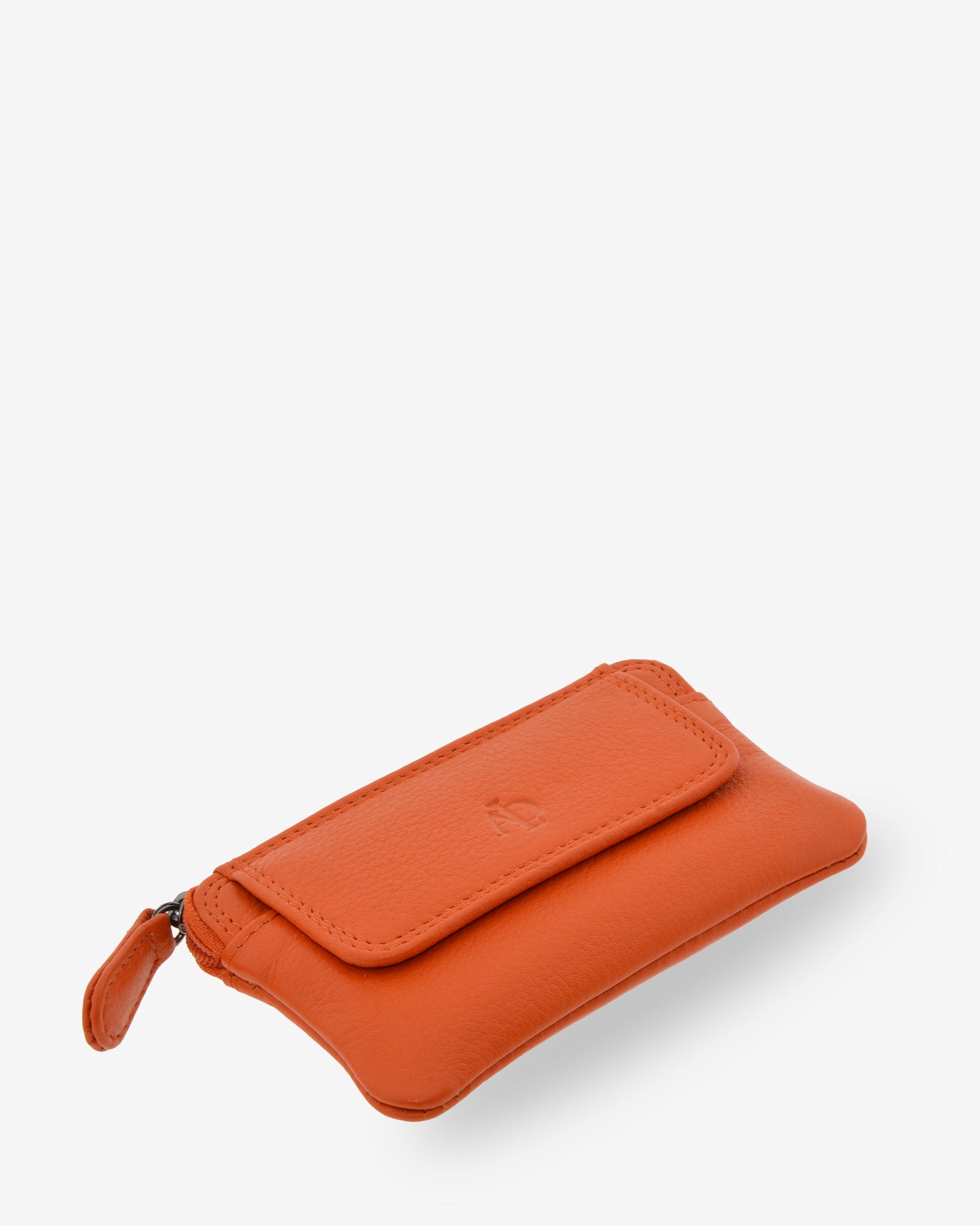 Monedero fino 8078 en color mandarina, visto desde arriba en tres cuartos con solapa frontal y cremallera superior.