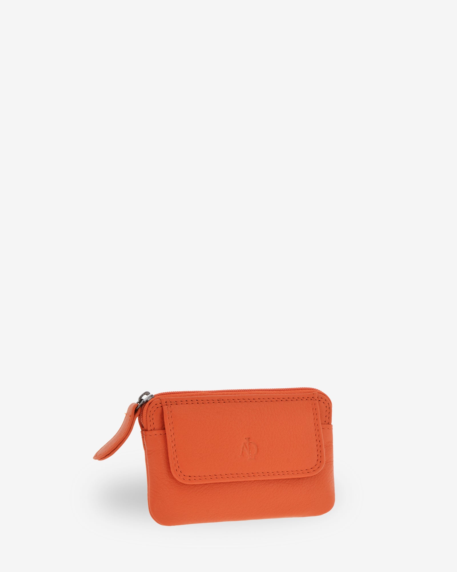 Monedero fino 8078 en color mandarina, vista tres cuartos frontal con solapa exterior.