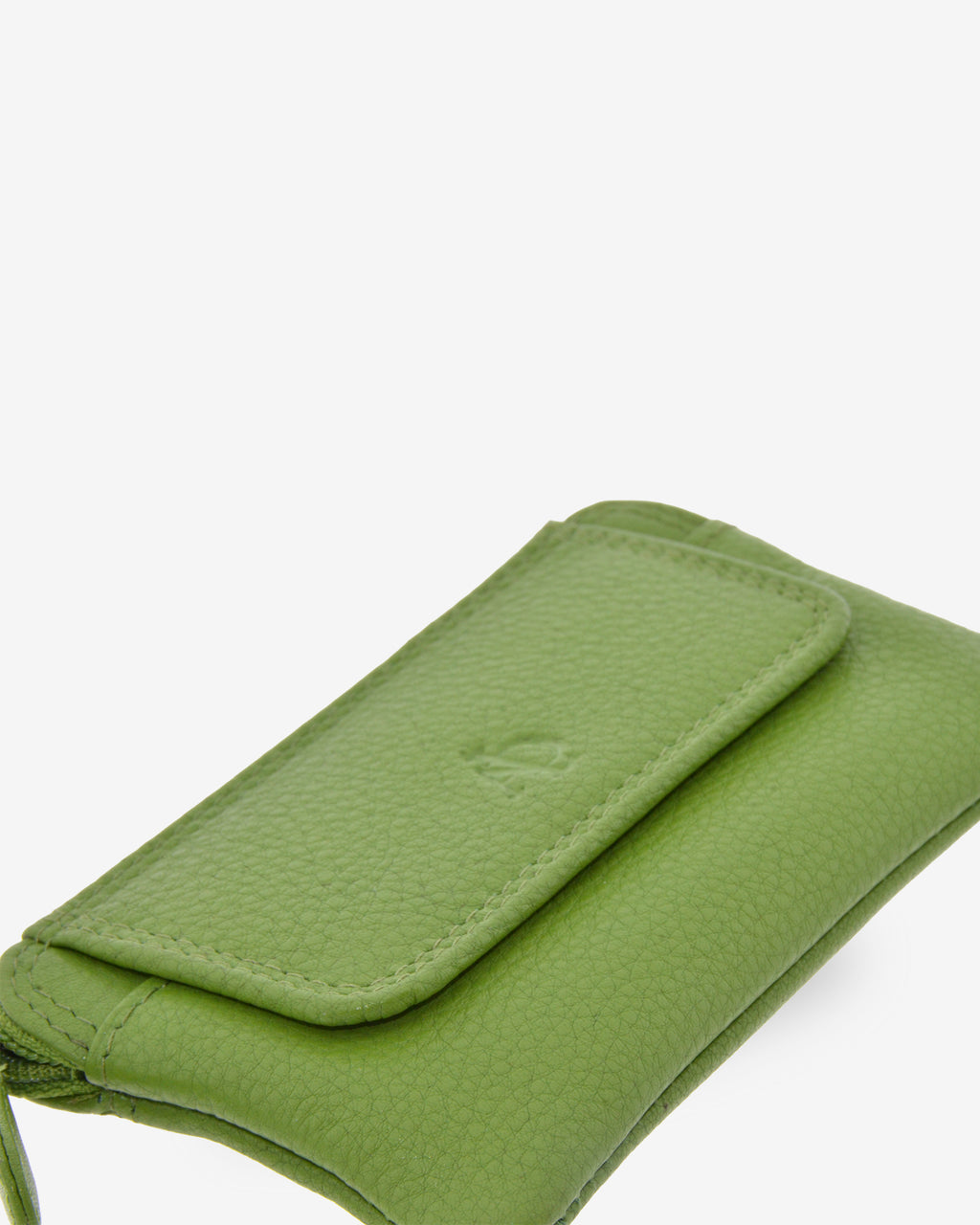 Detalle de la textura de la piel, las costuras y la solapa frontal del monedero 8078 en color matcha.